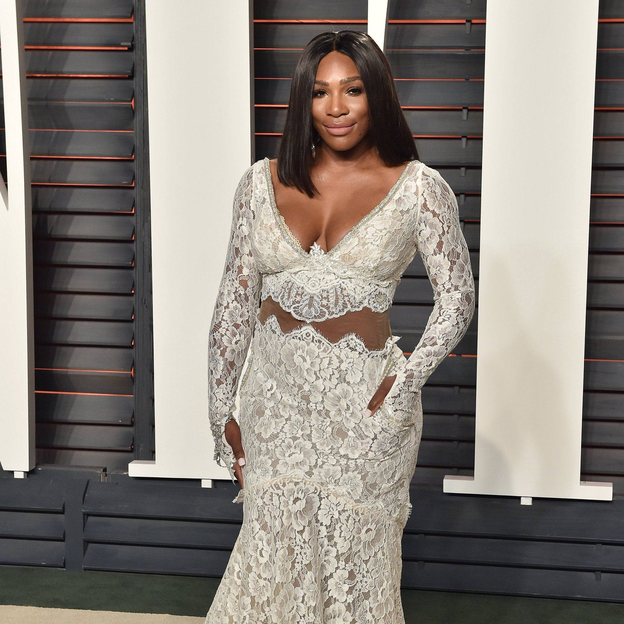 Serena 桌布 壁紙 — 莎蓮娜威廉絲在一個華麗的活動中自信地穿著優雅的白色蕾絲兩件式長袍。