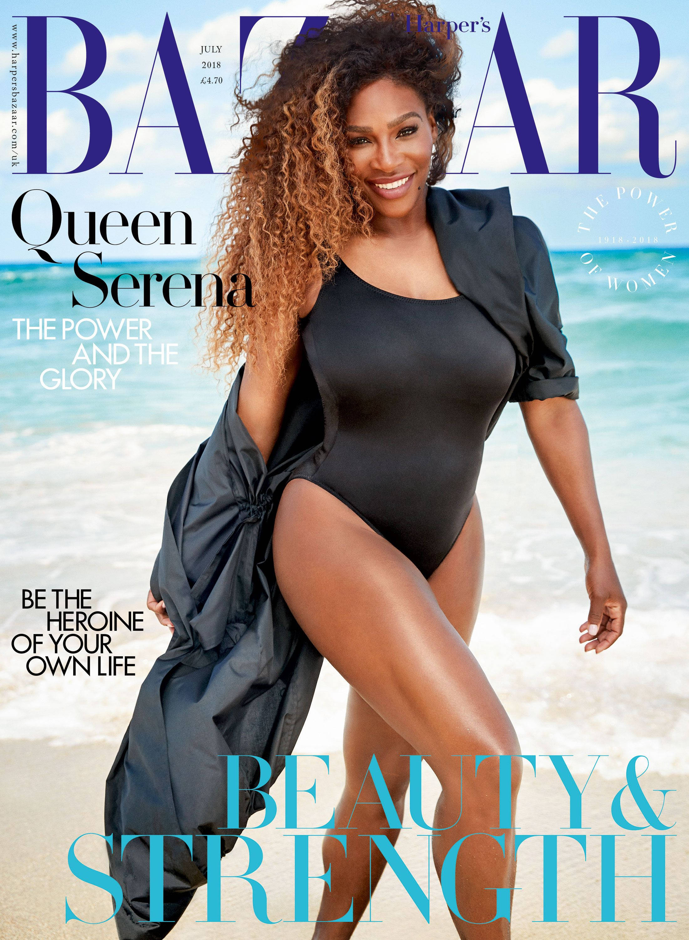 Serena 桌布 壁紙 — 莎蓮娜威廉絲在陽光明媚的海灘上自信地微笑，身穿黑色泳衣和披肩外套，背後是海浪。