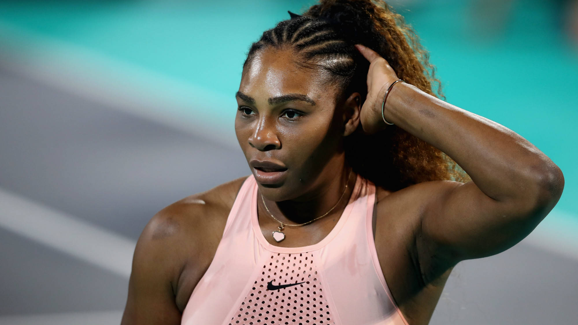 Serena 桌布 壁紙 — 莎蓮娜威廉絲身穿粉紅色運動上衣，在明亮的燈光下於網球場上整理頭髮。