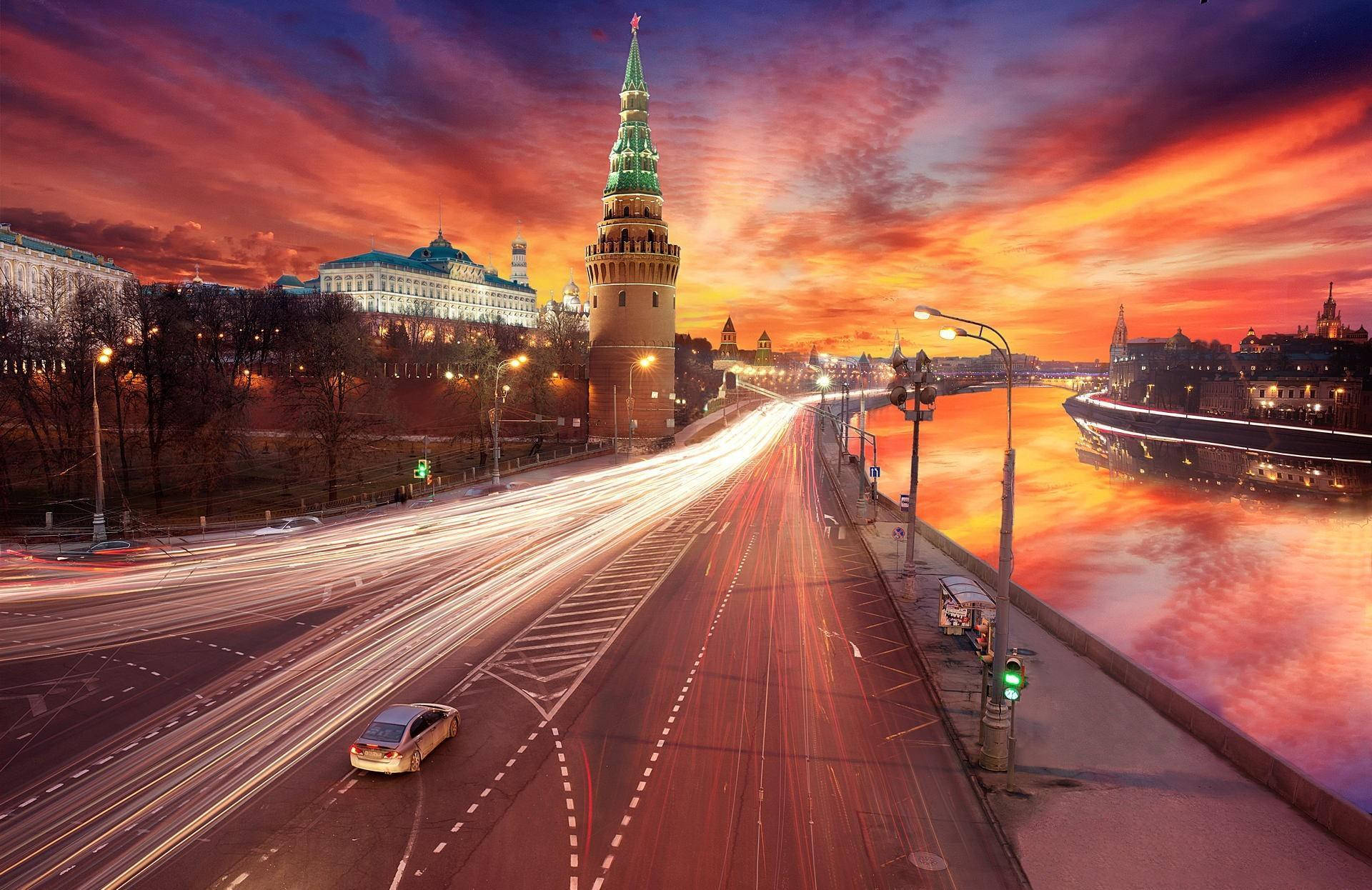 Russia 桌布 壁紙 — 莫斯科克里姆林宮塔樓上充滿活力的日落，河濱高速公路上有汽車燈光劃過。