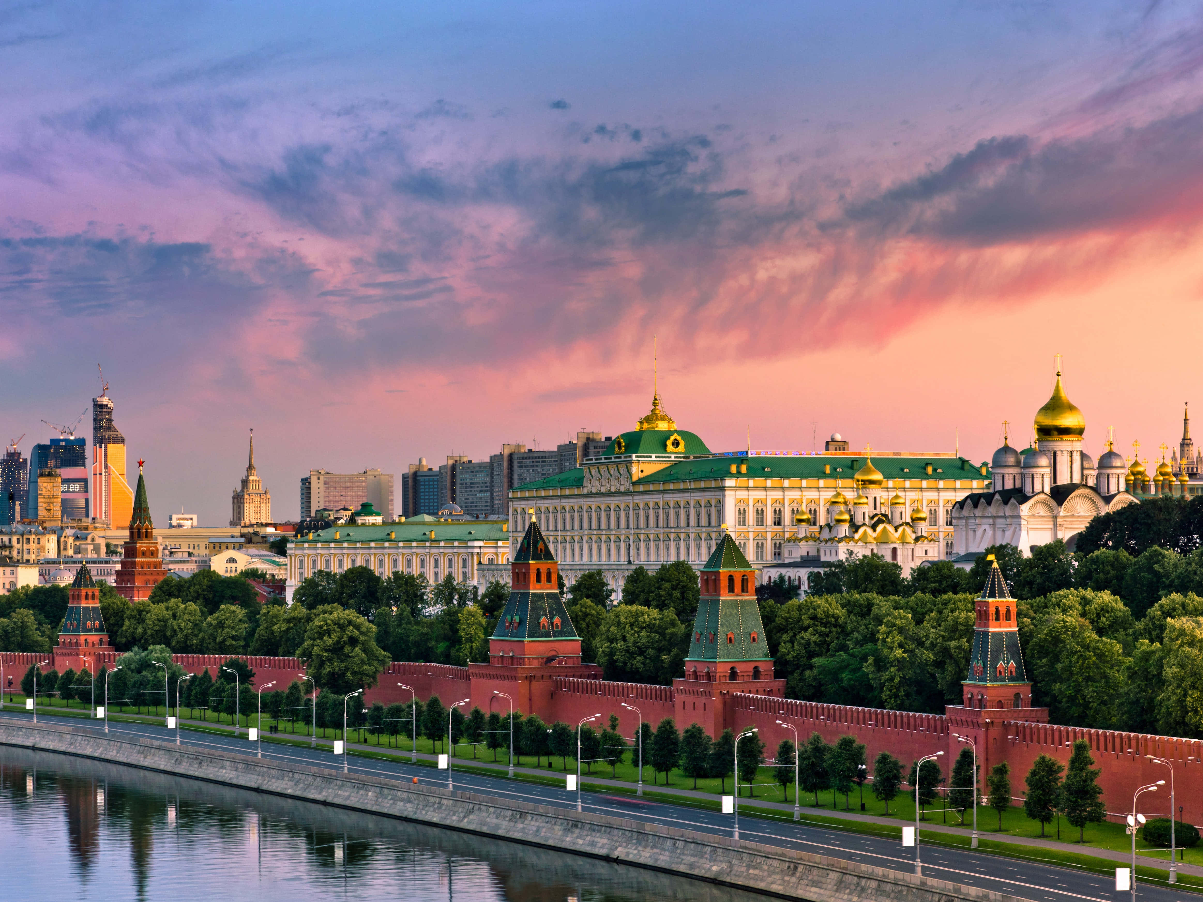 Russia 桌布 壁紙 — 莫斯科克里姆林宮的壯麗日落，金色圓頂和紅色城牆倒映在莫斯科河中。