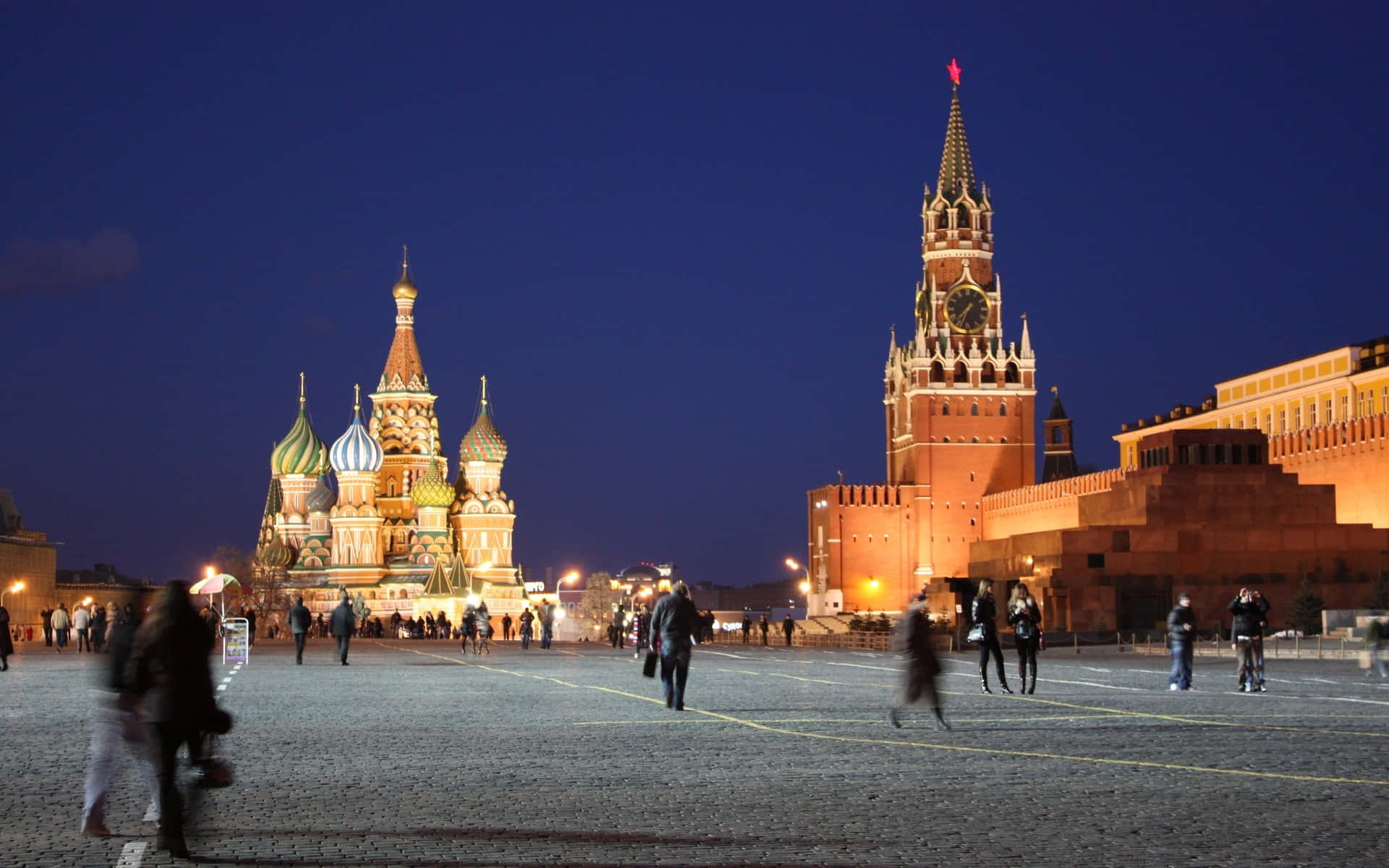 Russia 桌布 壁紙 — 莫斯科紅場夜景，聖巴西爾大教堂和斯帕斯卡亞塔在深藍色天空下閃耀。