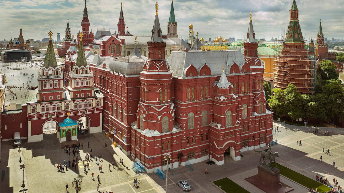 Moscow 桌布 壁紙 — 莫斯科紅磚克里姆林宮的空中景觀，金色圓頂和尖塔，天空部分多雲。