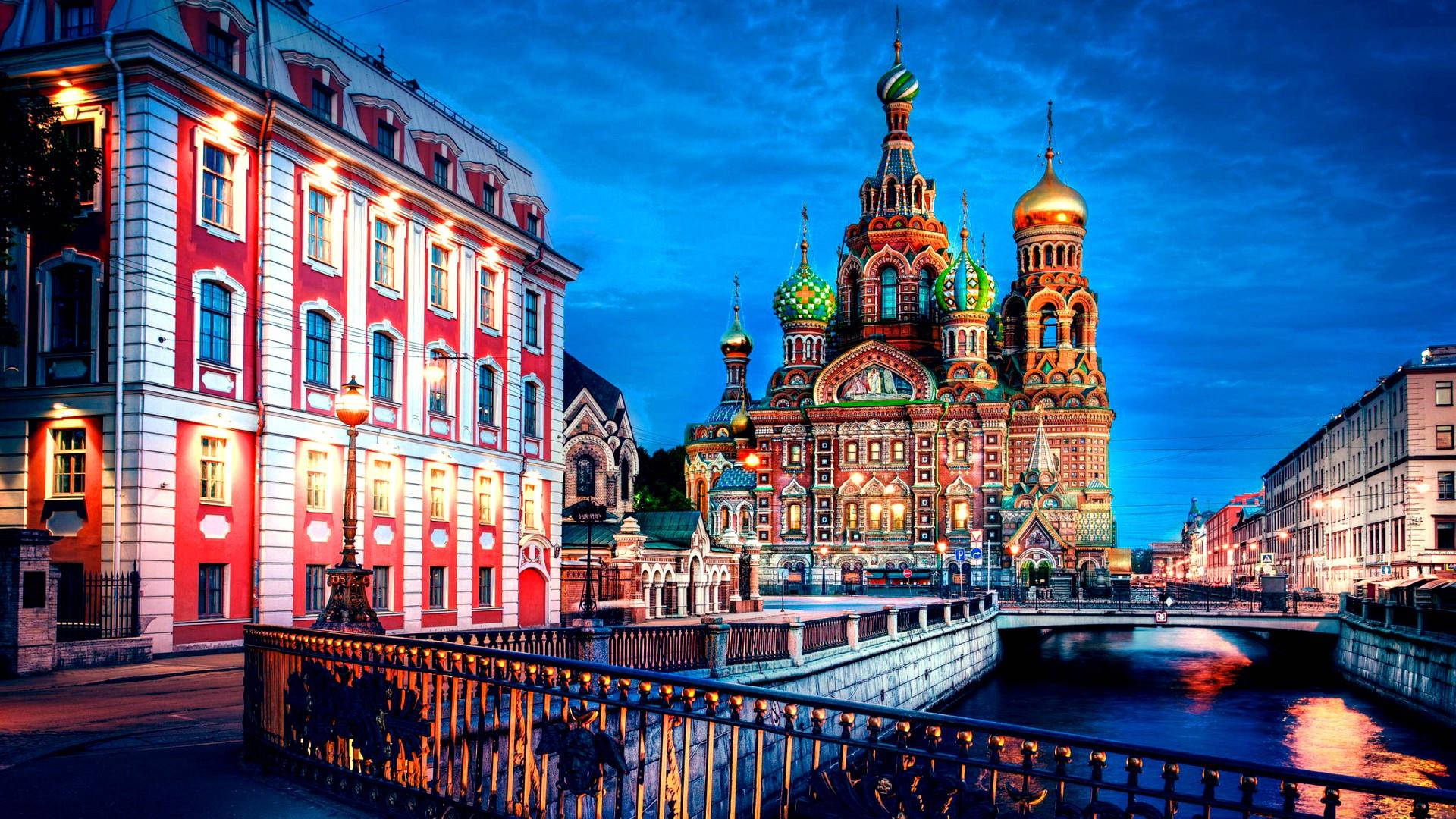 Saint Petersburg 桌布 壁紙 — 莫斯科聖巴西爾大教堂充滿活力的黃昏景色，色彩繽紛的圓頂在深藍色的天空下閃耀。