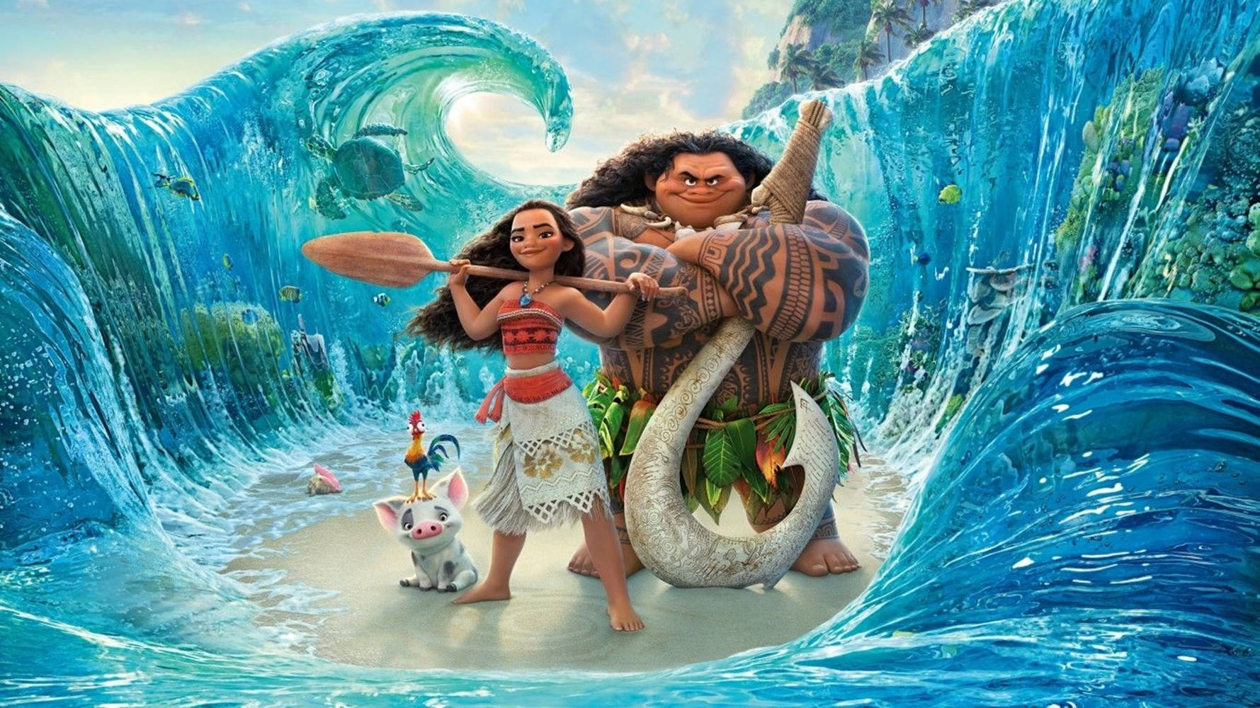 Moana 桌布 壁紙 — 莫阿娜和毛伊英雄般地站在沙灘上，上方有巨大的藍綠色波浪彎曲環繞。