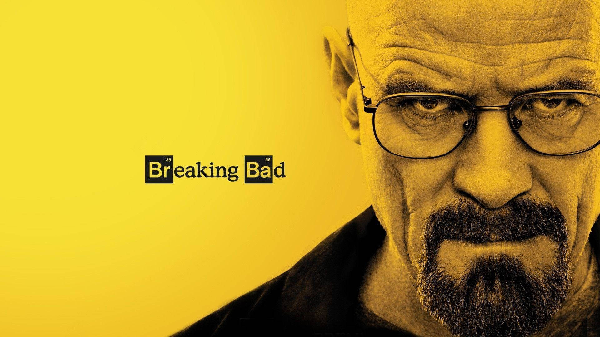breaking 桌布 壁紙 — 華特·懷特（Walter White）來自《絕命毒師》的特寫，在純黃色背景下帶著強烈的凝視。