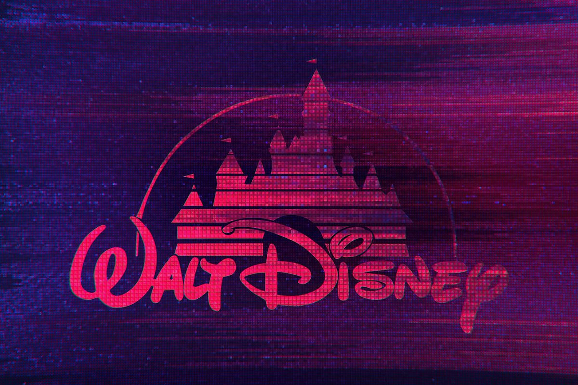 Disney Logo 桌布 壁紙 — 華特迪士尼標誌在帶有像素紋理的故障紫色數位背景上發出鮮豔的粉紅色光芒。