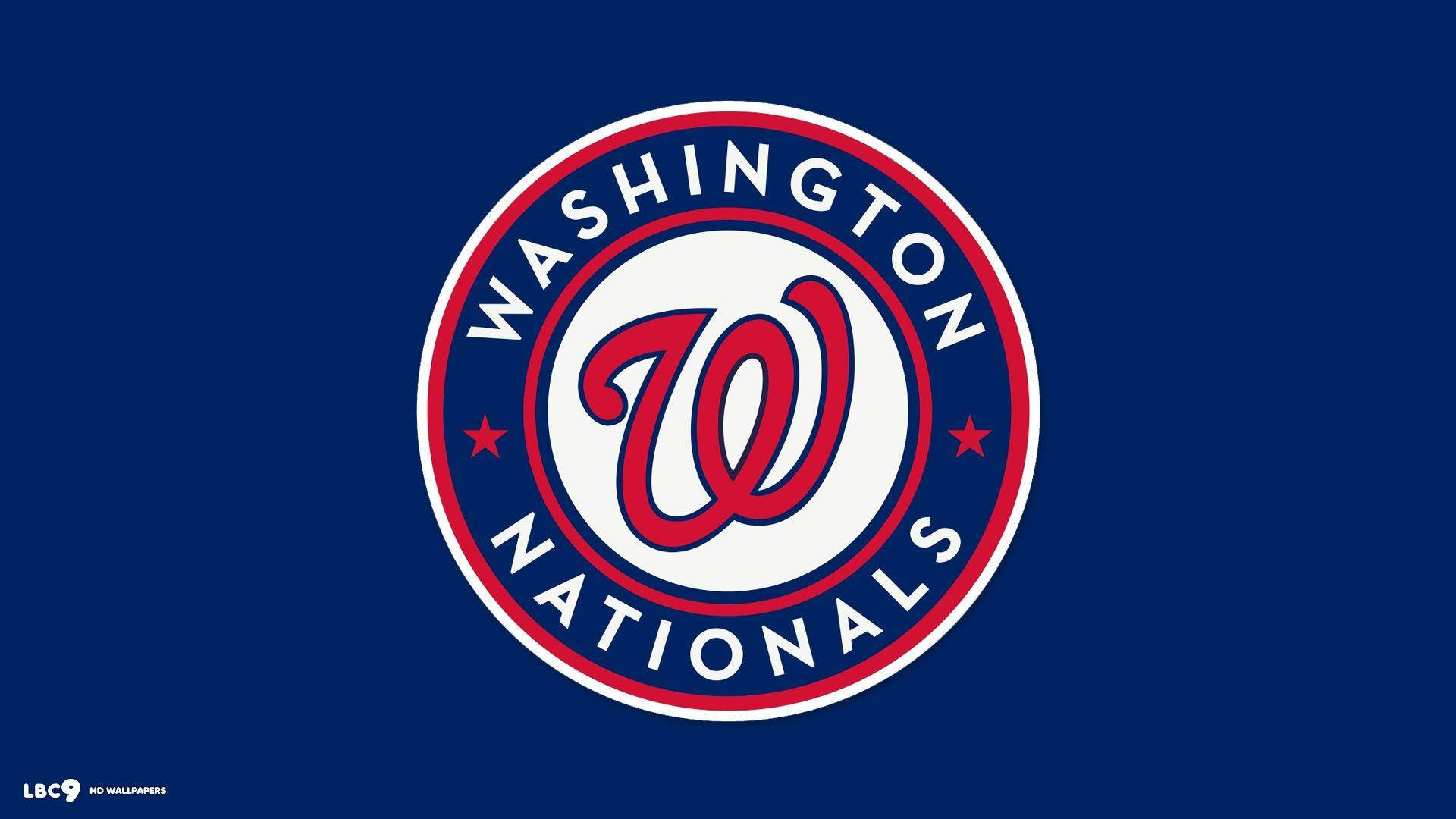 Nationals 桌布 壁紙 — 華盛頓國民隊大膽的紅、白、藍三色棒球標誌，置於純海軍藍背景上。