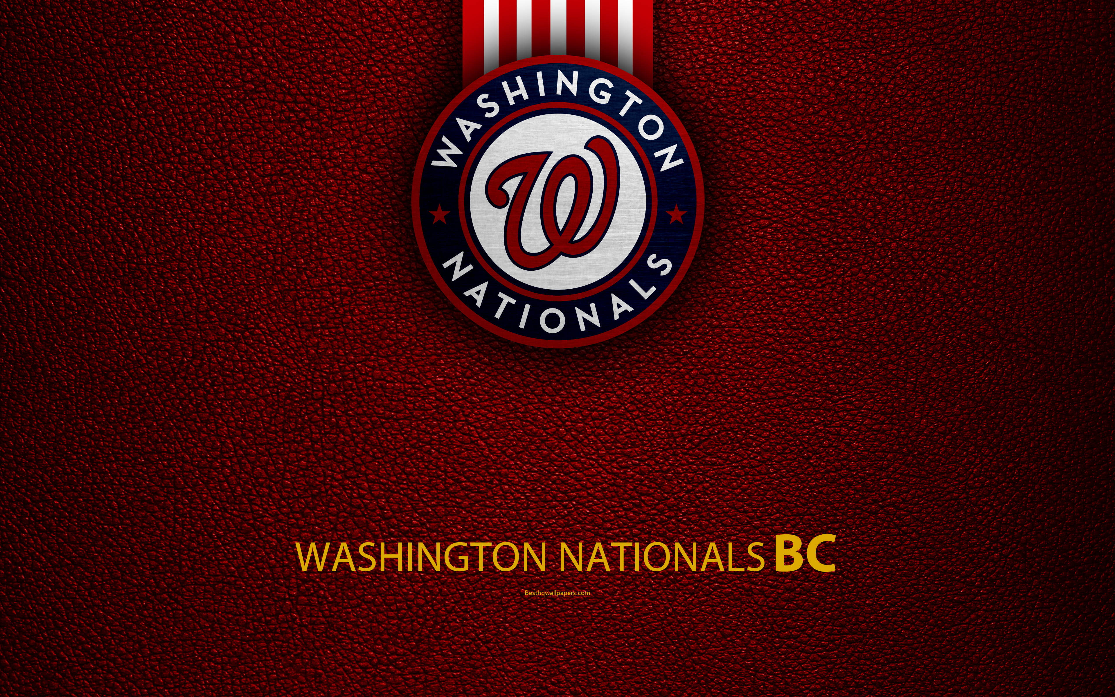 Nationals 桌布 壁紙 — 華盛頓國民隊棒球標誌居中於有紋理的紅色皮革背景上，下方有球隊名稱文字。