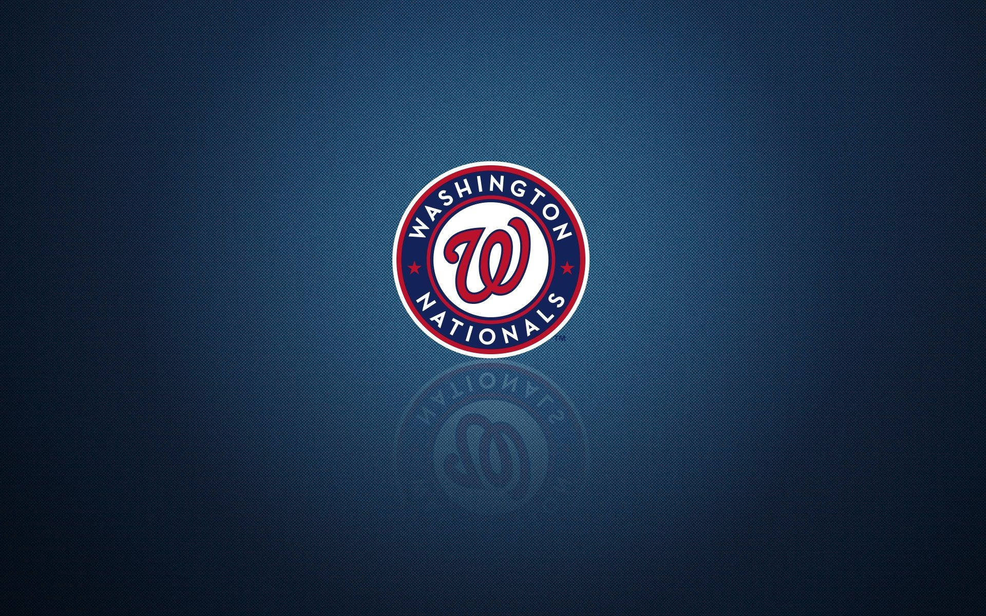 Nationals 桌布 壁紙 — 華盛頓國民隊標誌居中放在有紋理的藍色漸變背景上，下方有微妙的倒影。