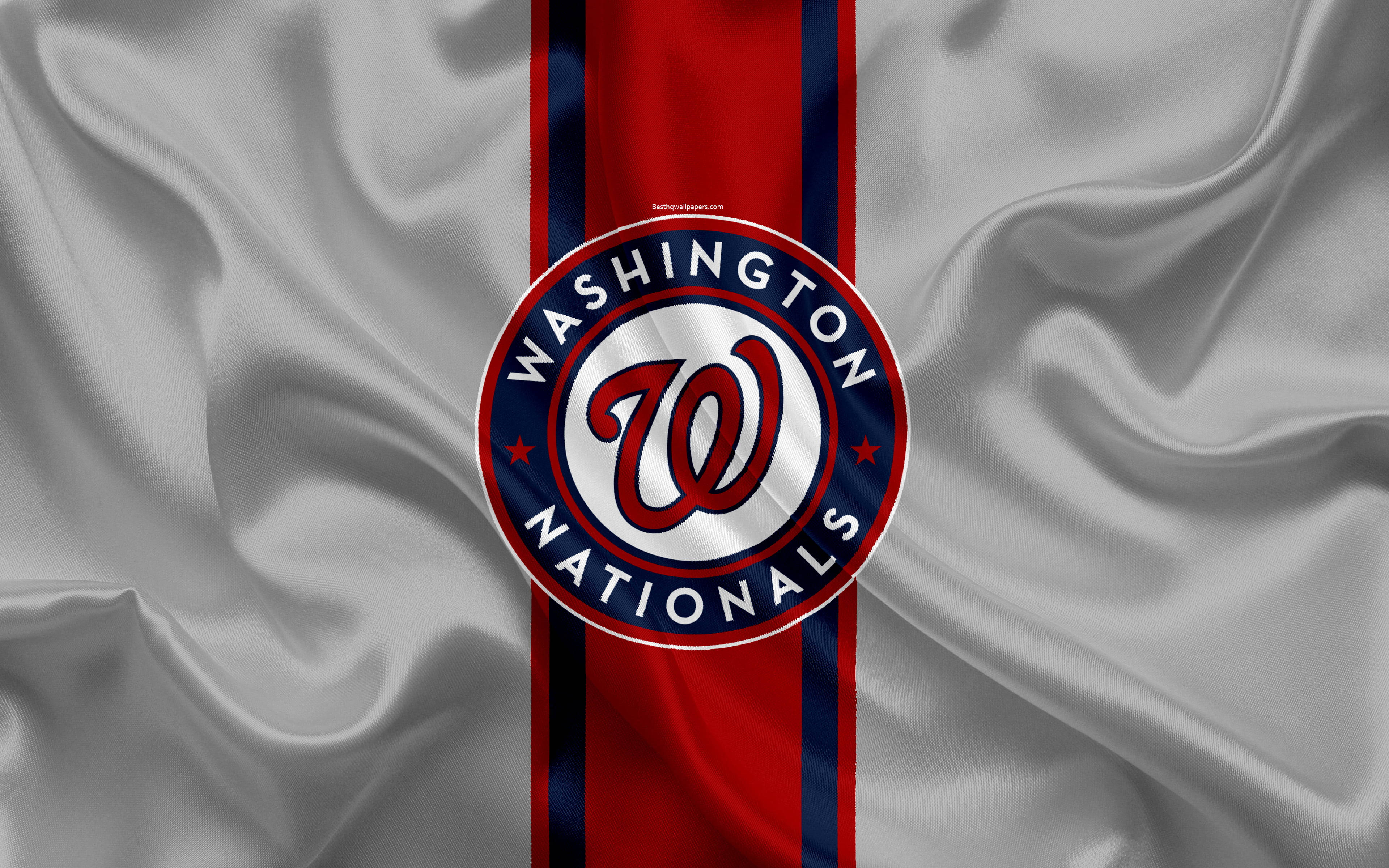 Nationals 桌布 壁紙 — 華盛頓國民隊標誌居中於帶有紅色和海軍藍條紋的銀色緞面旗幟上。