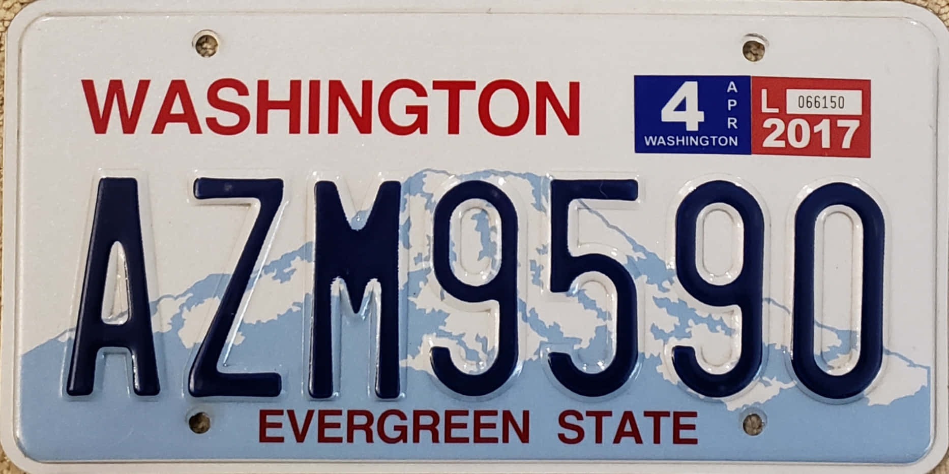 License Plate 桌布 壁紙 — 華盛頓州車牌的近距離特寫，帶有藍色字體和山脈設計，顯示註冊日期為2017年4月4日。