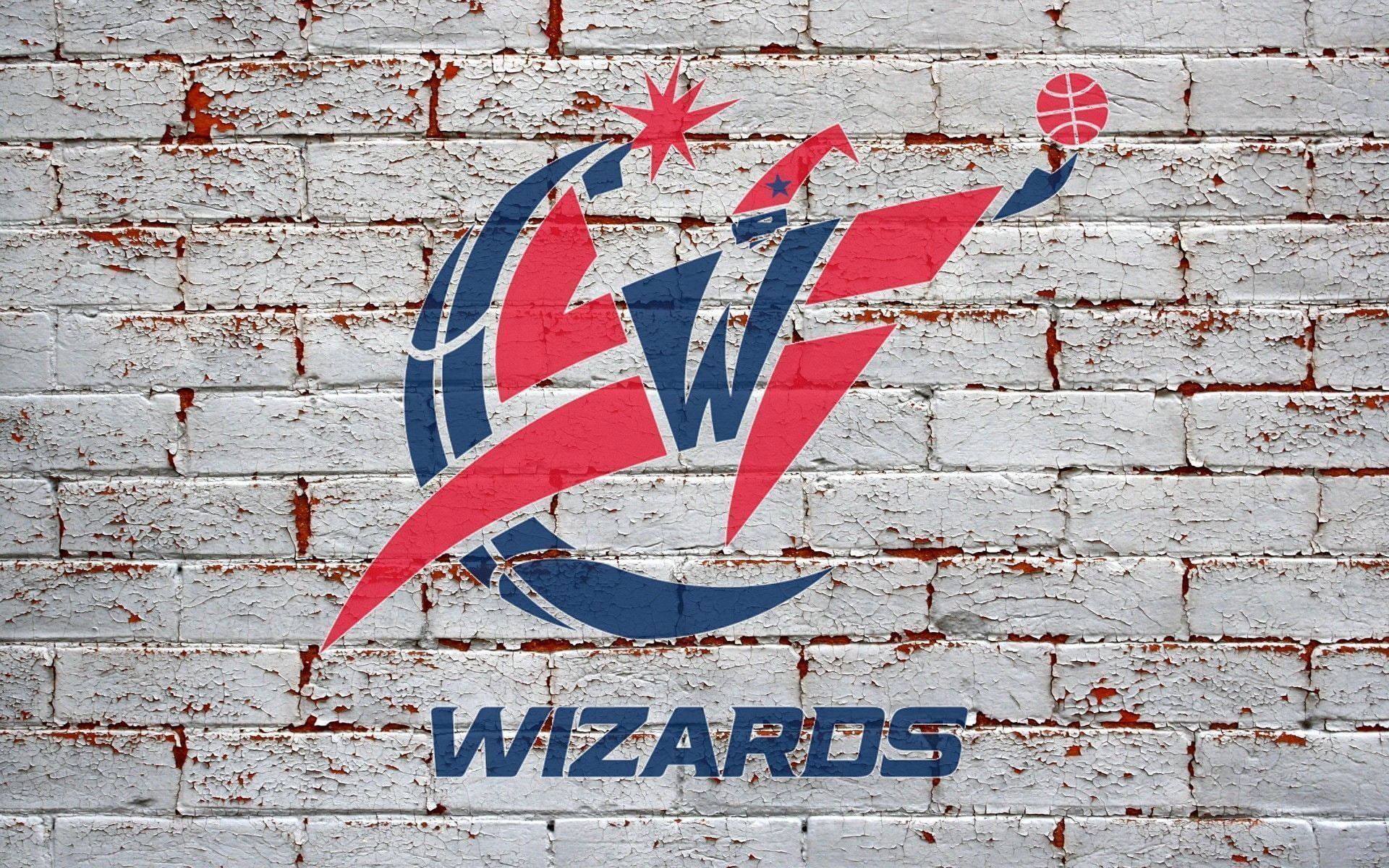 Wizards 桌布 壁紙 — 華盛頓巫師籃球標誌以紅、藍、白色繪製在風化的磚牆上，油漆剝落。