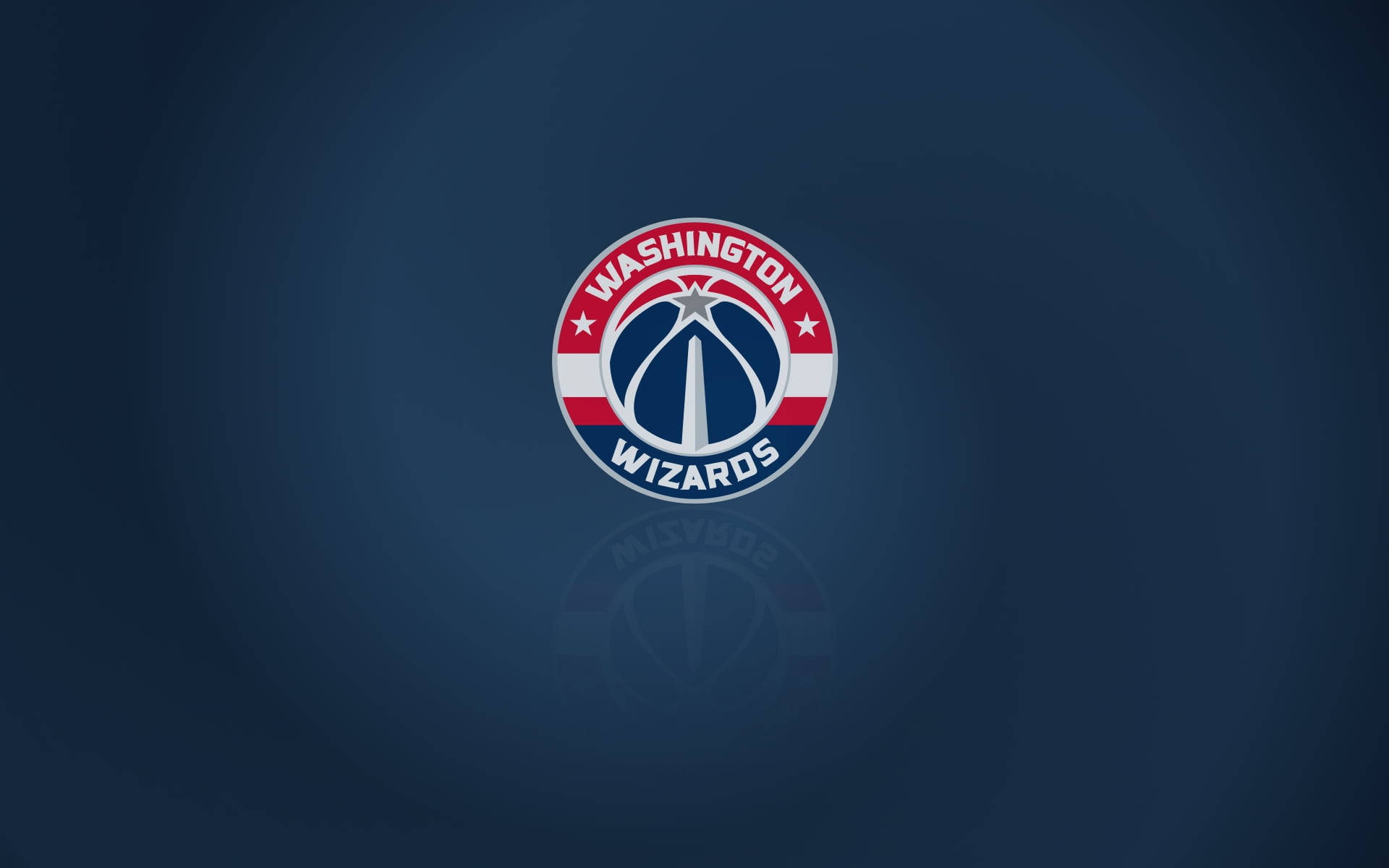 Wizards 桌布 壁紙 — 華盛頓巫師籃球標誌居中於深藍色漸變背景上，帶有微妙反射。