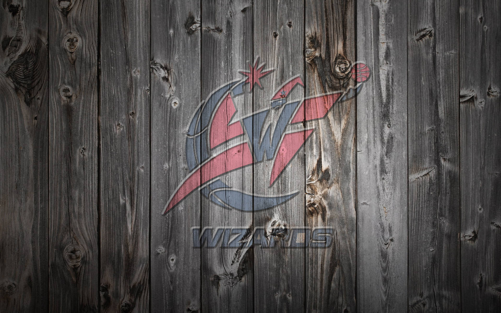 Wizards 桌布 壁紙 — 華盛頓巫師隊標誌以紅色和藍色繪製在風化的灰色木板上，木紋和節疤清晰可見。