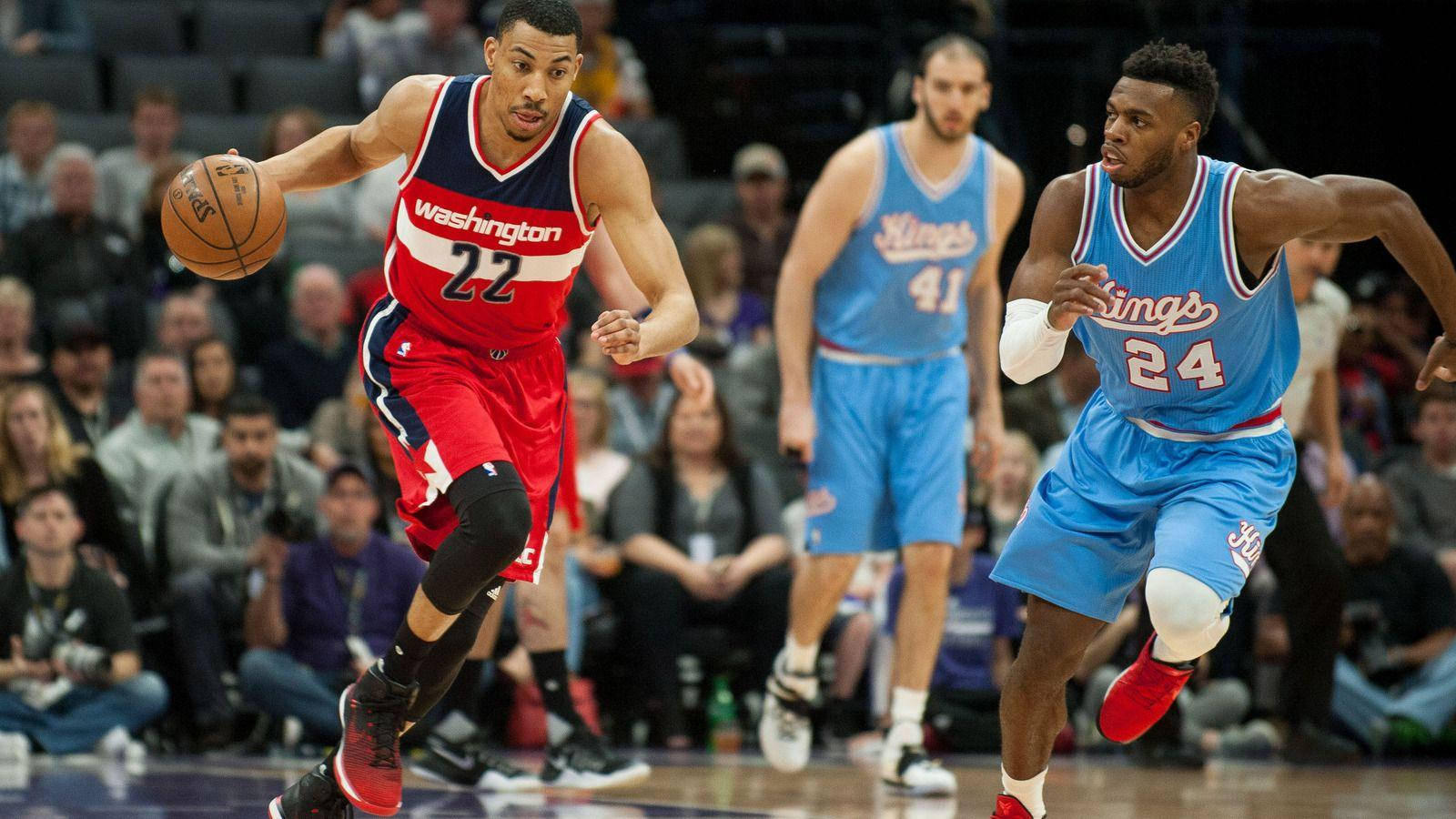 Otto 桌布 壁紙 — 華盛頓巫師隊球員在激烈的NBA比賽中運球，同時被沙加緬度國王隊的防守球員緊密防守。