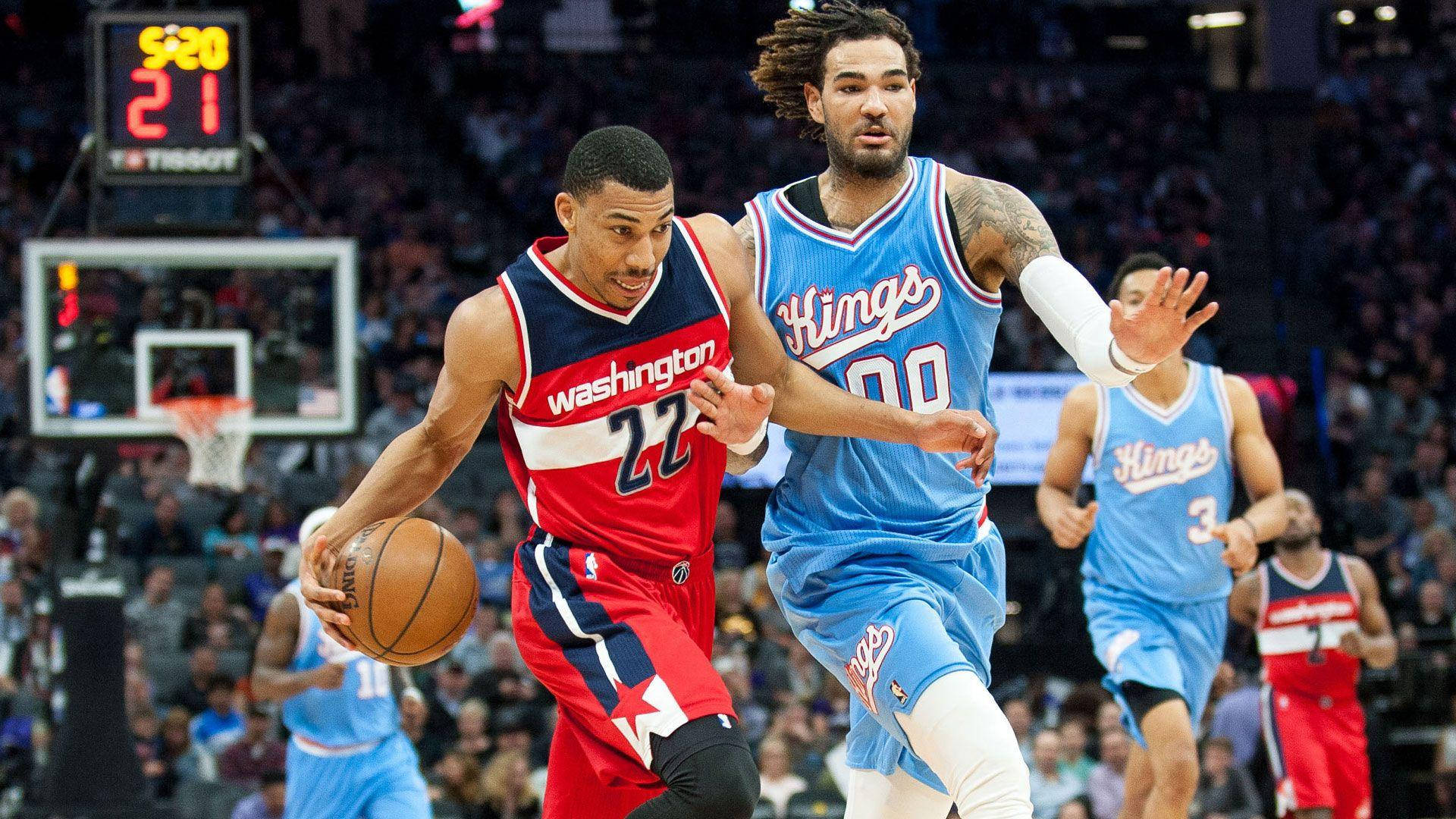 NBA籃球運動員在比賽中，背景有觀眾。 — Michael B Jordan 壁紙