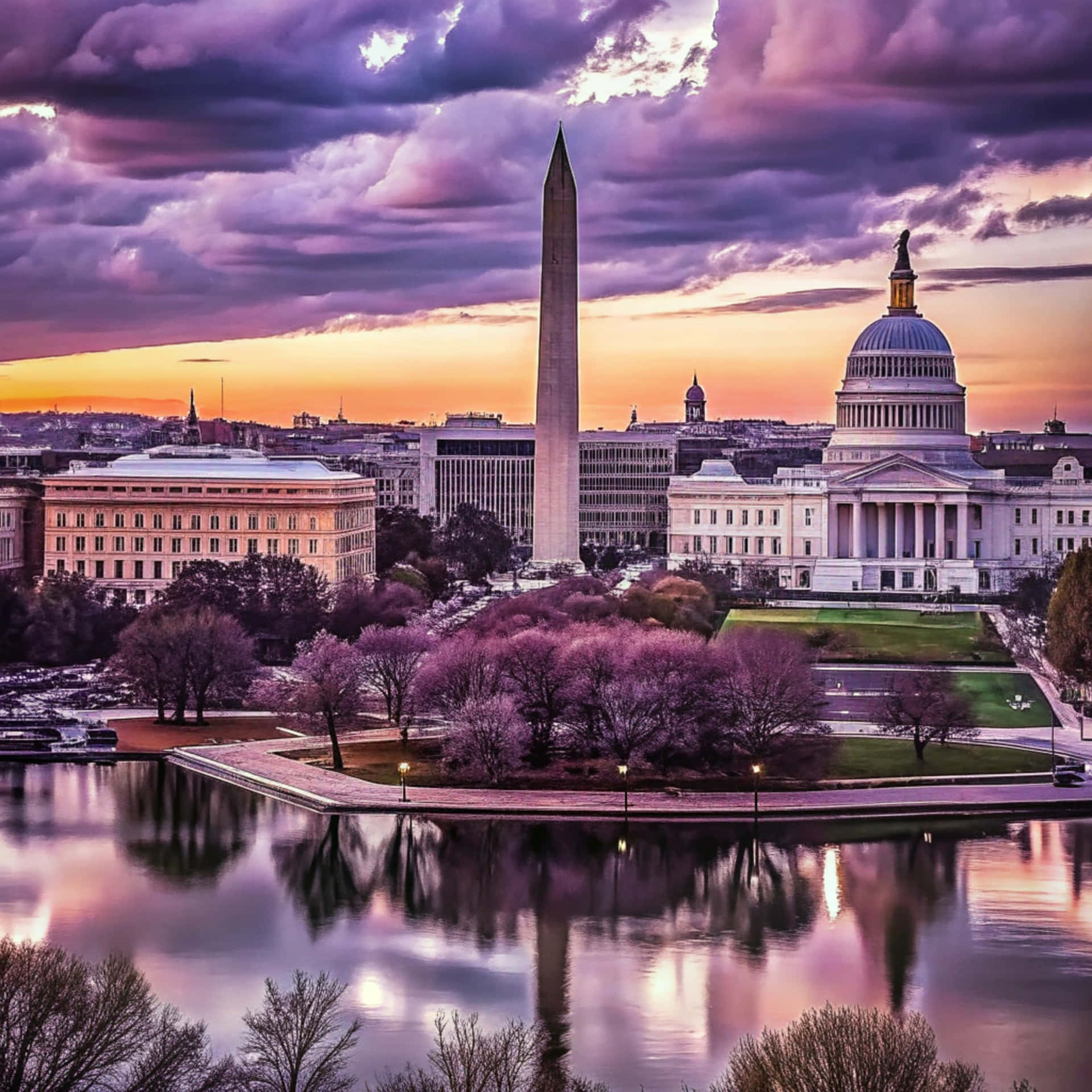 Washington Skyline 壁紙 — 華盛頓特區日落時分天際線，國會大廈與華盛頓紀念碑倒映在平靜的水道上，周圍環繞著盛開的樹木。