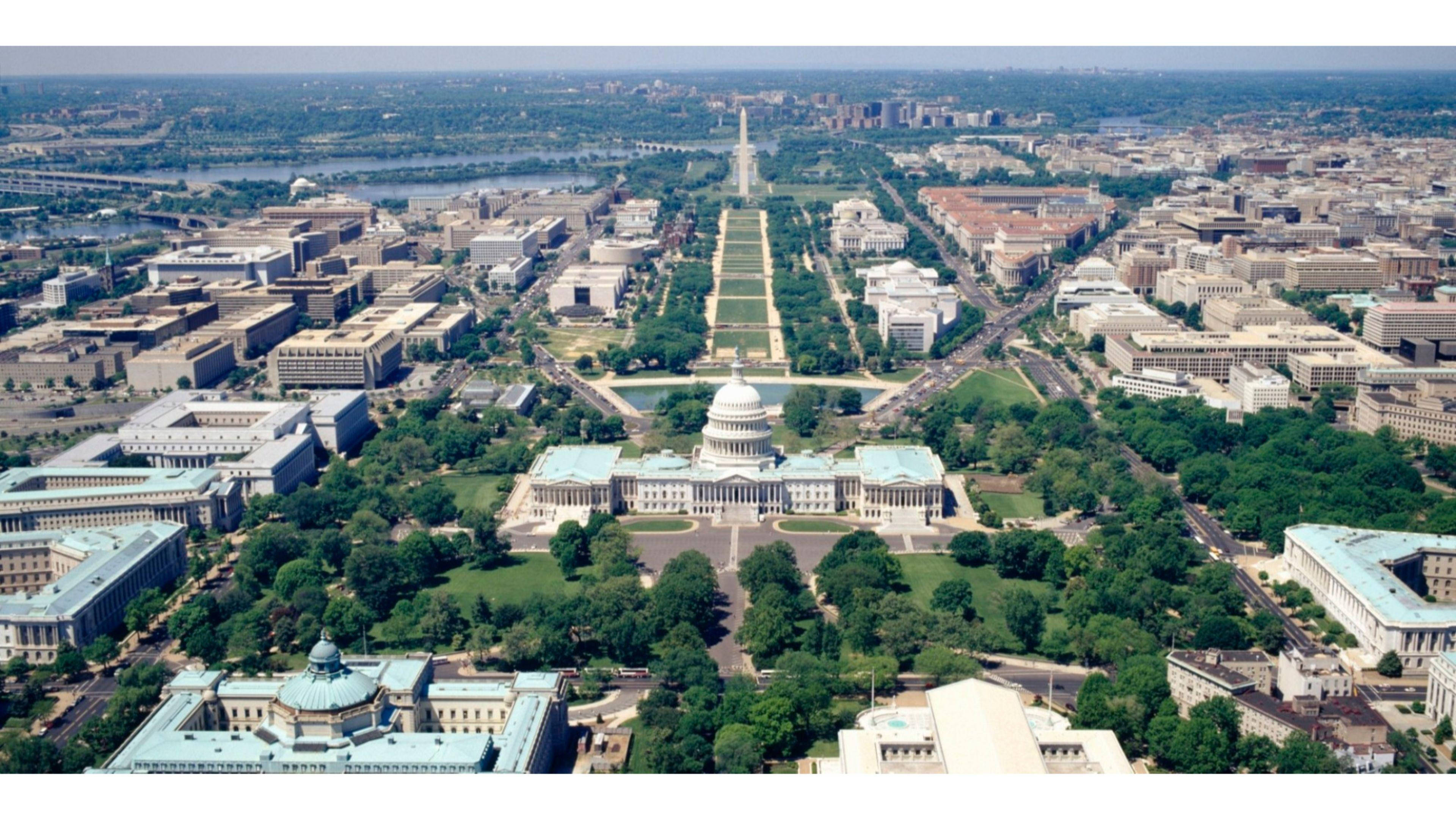 Washington 桌布 壁紙 — 華盛頓特區的鳥瞰圖，展示了國家廣場盡頭的美國國會大廈，周圍環繞著綠化和城市建築。