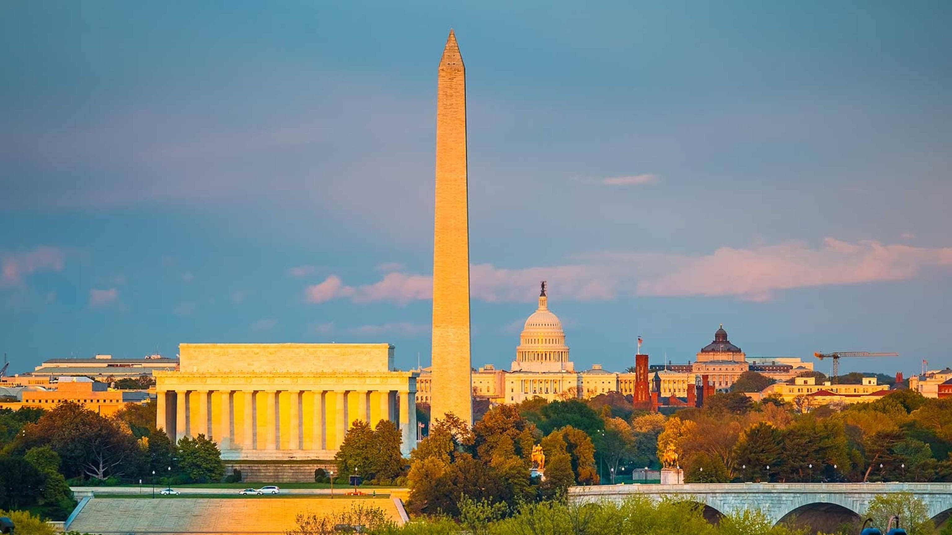 Washington 桌布 壁紙 — 華盛頓紀念碑和林肯紀念堂沐浴在金色日落光芒中，背景是國會大廈。