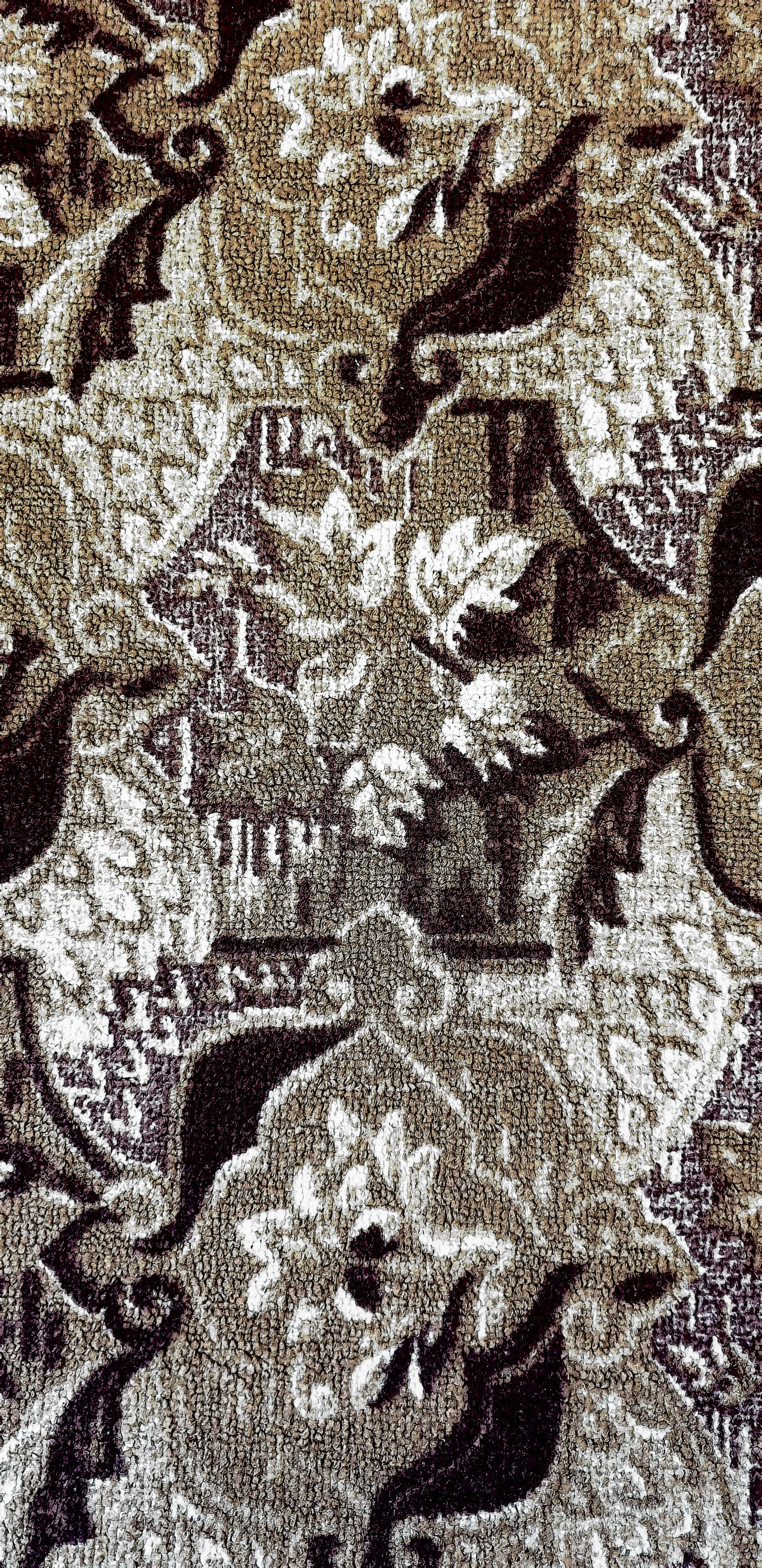 Carpet 桌布 壁紙 — 華麗復古壁紙的特寫，帶有花卉和捲軸圖案，採用大地色調的棕色和奶油色。