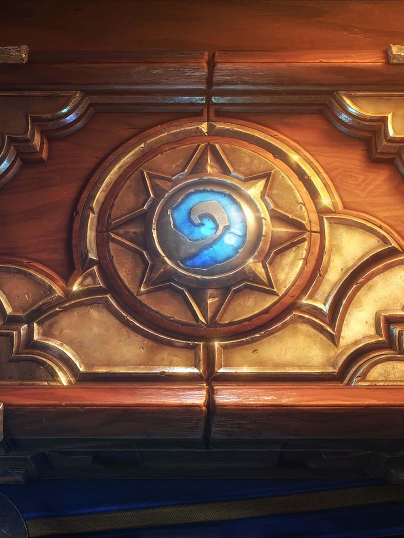 Pixel 3 Hearthstone 桌布 壁紙 — 華麗木板的特寫，帶有金色星形框架中發光的藍色聯盟標誌。