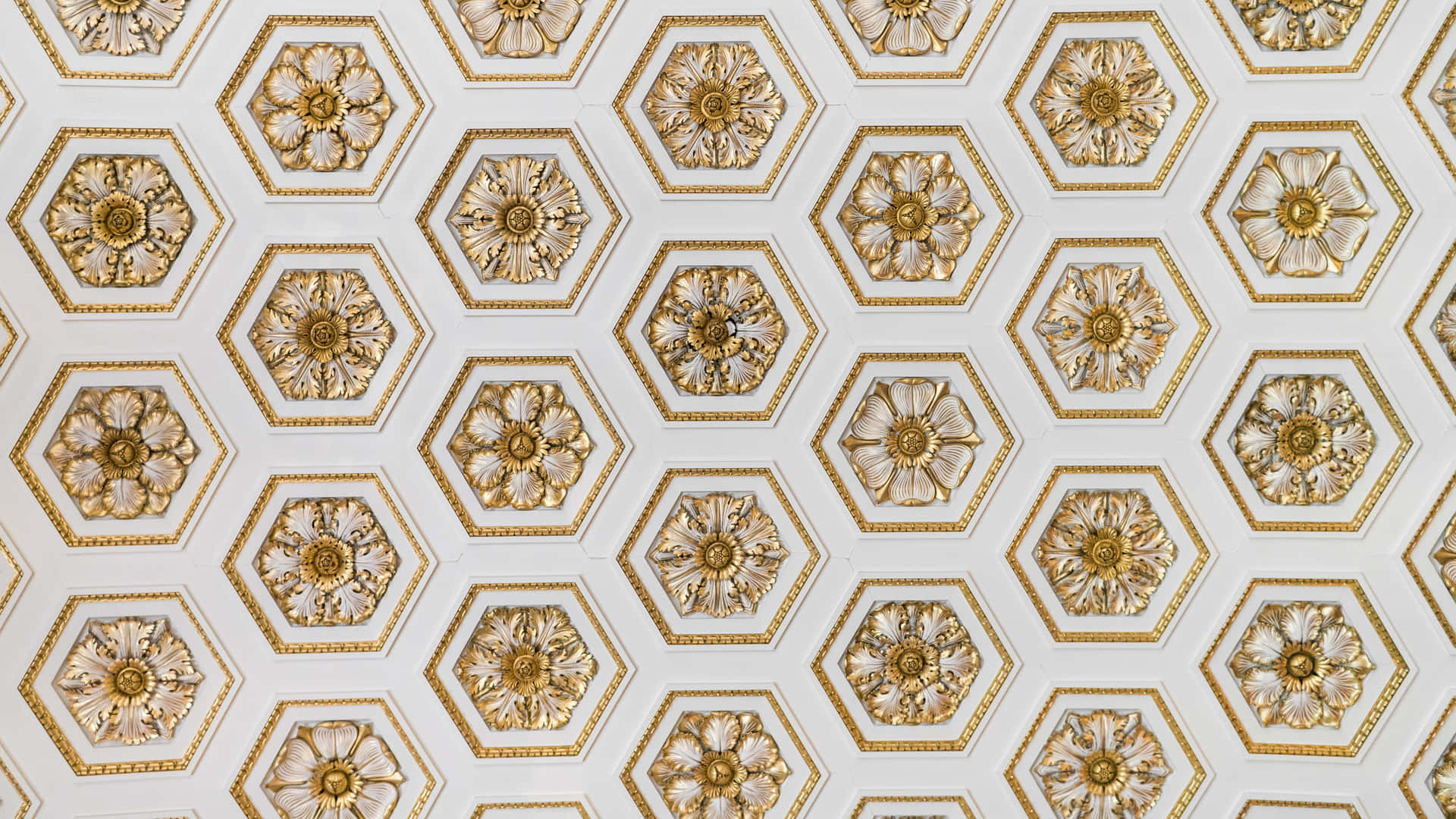 3840x2160 動態圖片 桌布 壁紙 — 華麗的天花板，在純白背景上重複排列六邊形金色花卉獎章。