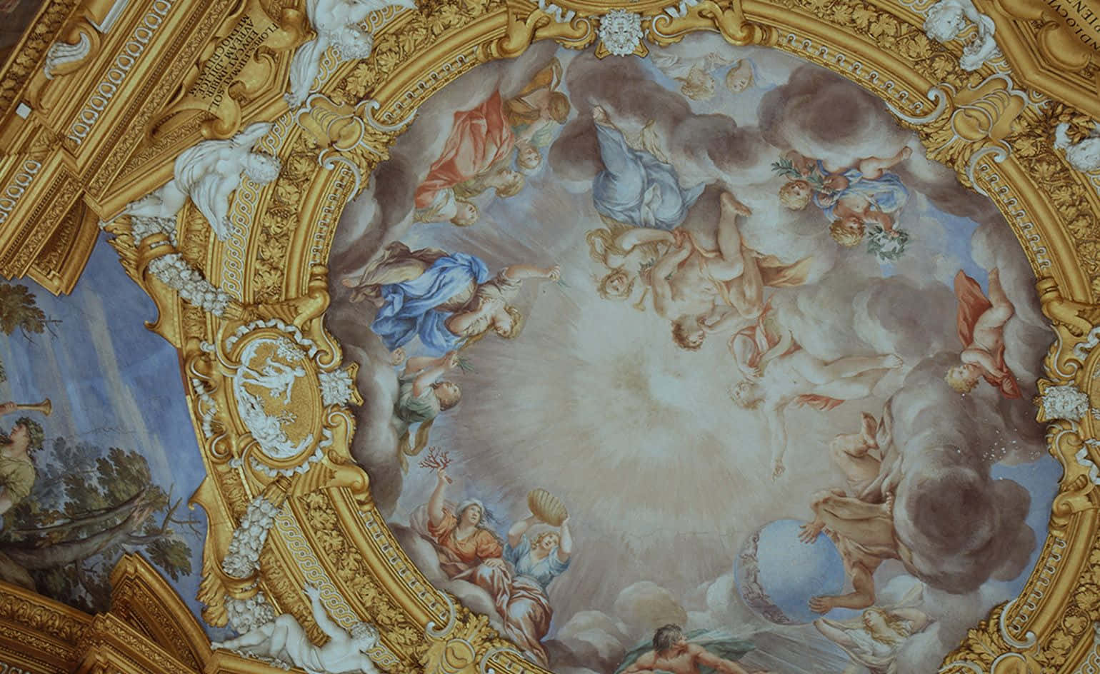 Renaissance 桌布 壁紙 — 華麗的天花板壁畫，飾有金色畫框和漂浮在雲端的神話人物。