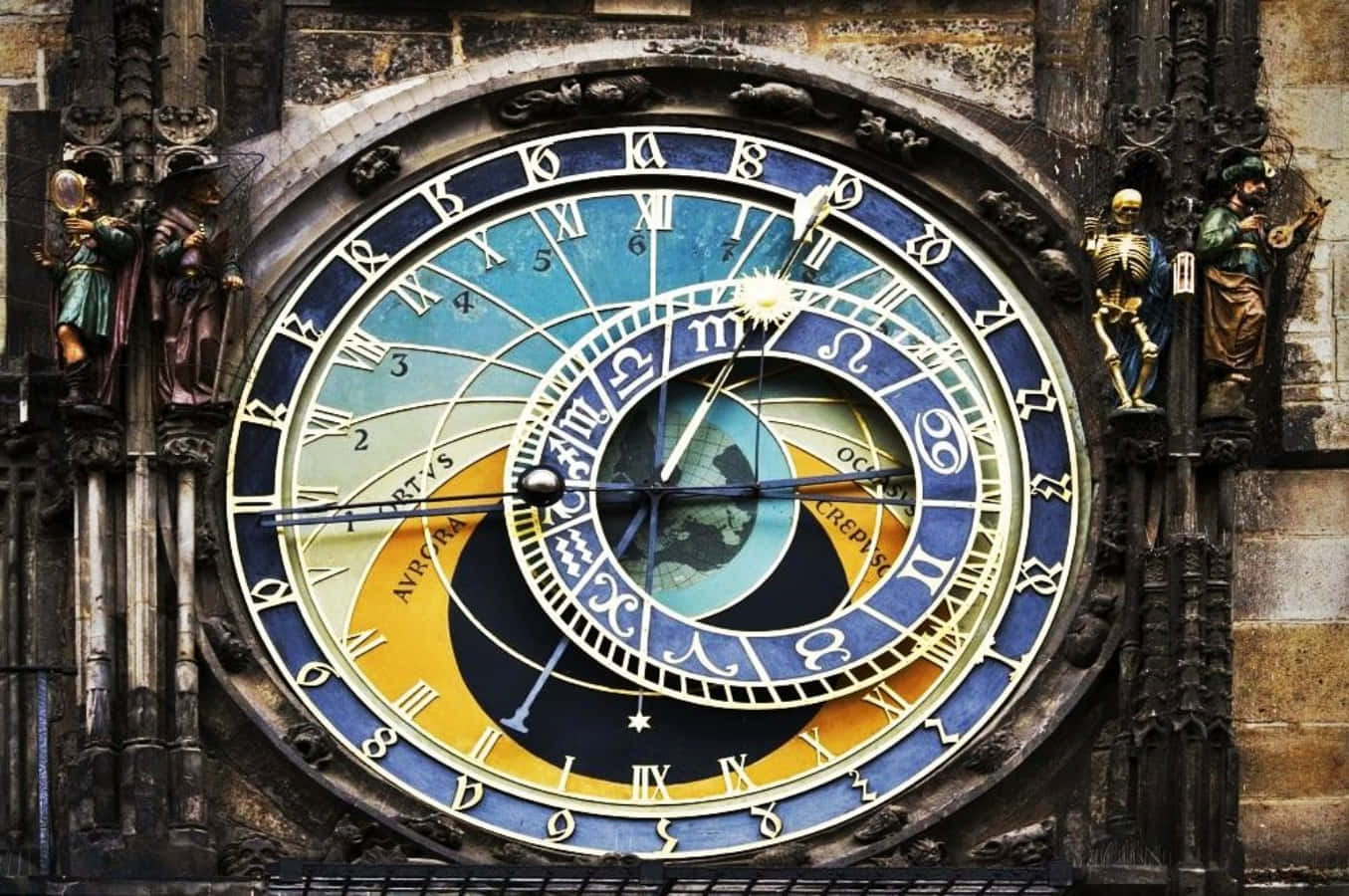 Clock 桌布 壁紙 — 華麗的布拉格天文鐘特寫，帶有複雜的錶盤、黃道十二宮人物和中央地球儀，背景為陳舊的石牆。