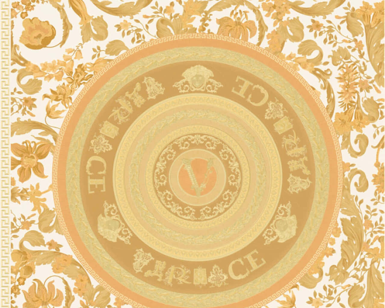 凡賽斯 桌布 壁紙 — 華麗的金色 Versace 標誌居中於圓形獎章內，周圍環繞著精緻的花卉錦緞圖案，背景為奶油色。