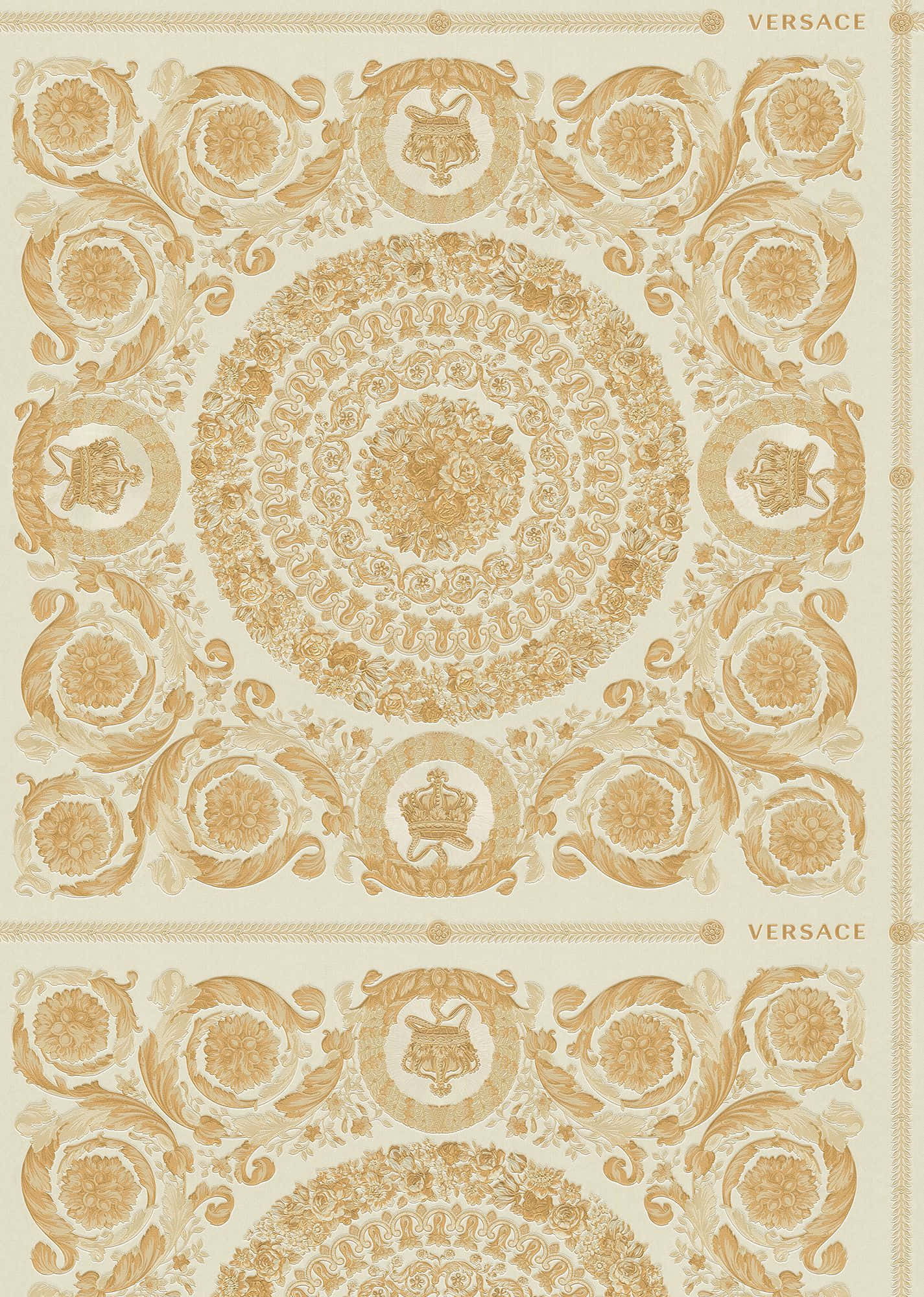 Luxury 桌布 壁紙 — 華麗的金色和奶油色壁紙，帶有複雜的巴洛克圖案和 Versace 標誌。