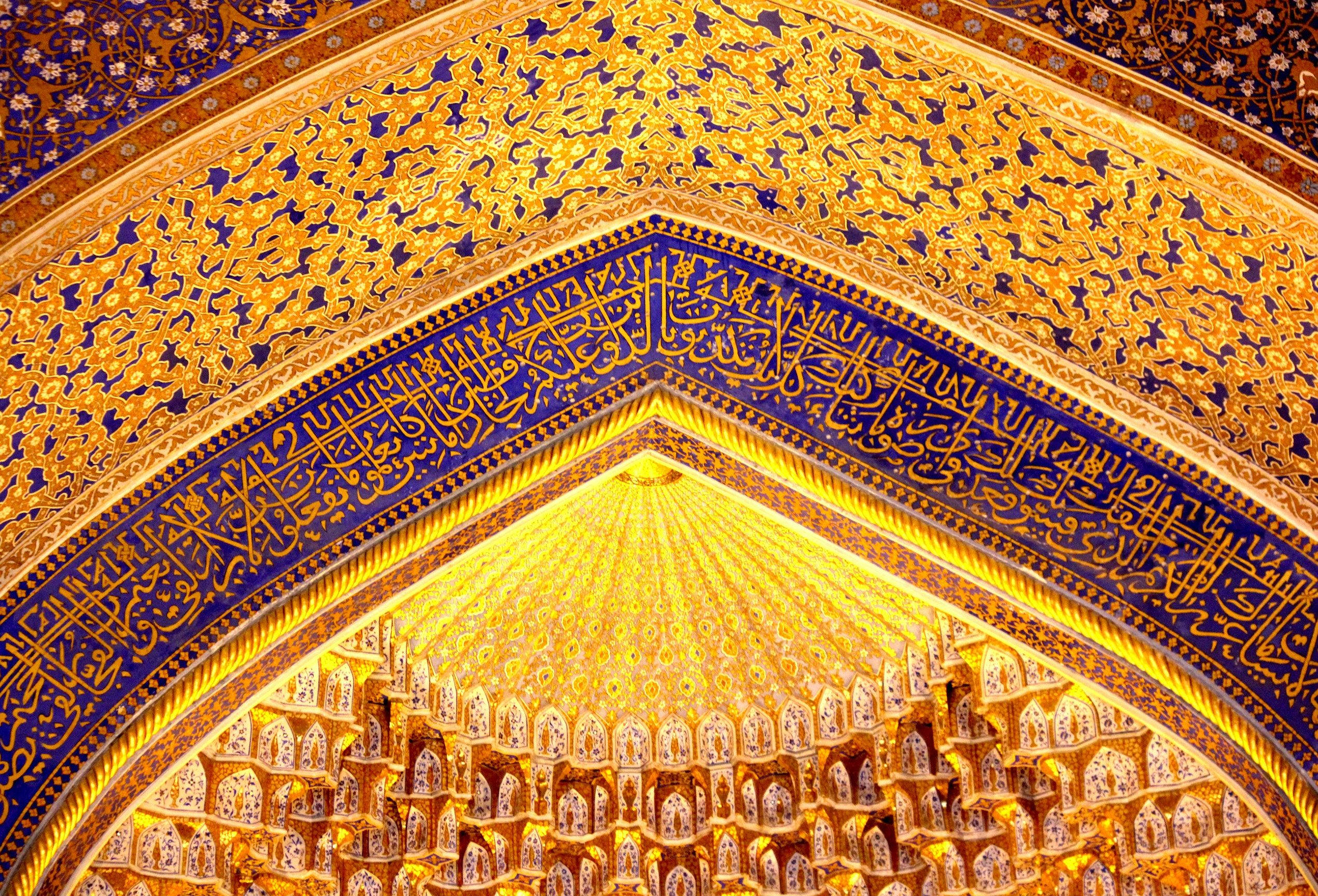 Uzbekistan 桌布 壁紙 — 華麗的金色和藍色伊斯蘭天花板，帶有複雜的書法和幾何圖案，令人嘆為觀止。
