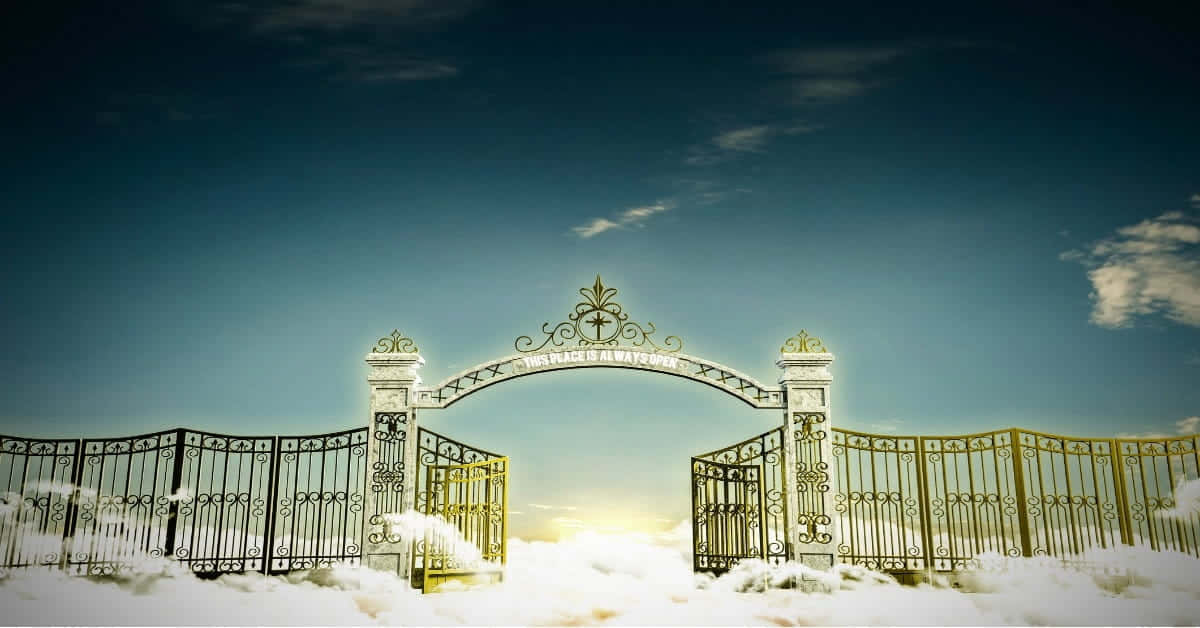 Beautiful Heaven 桌布 壁紙 — 華麗的金色大門在蓬鬆的雲朵中敞開，下方是帶有柔和藍黃色調的暮色天空。
