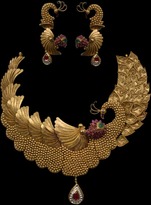Indian Jewellery 桌布 壁紙 — 華麗的金色孔雀珠寶套裝，帶有精緻的串珠和寶石點綴，背景為黑色。