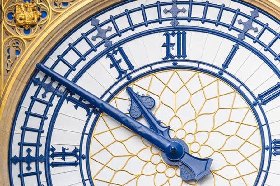 Clock 桌布 壁紙 — 華麗藍金鐘面特寫，帶有羅馬數字和精緻花卉圖案。