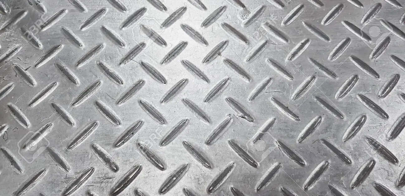 Steel 桌布 壁紙 — 菱形紋金屬板表面的特寫，具有反光銀色飾面和細微磨損痕跡。