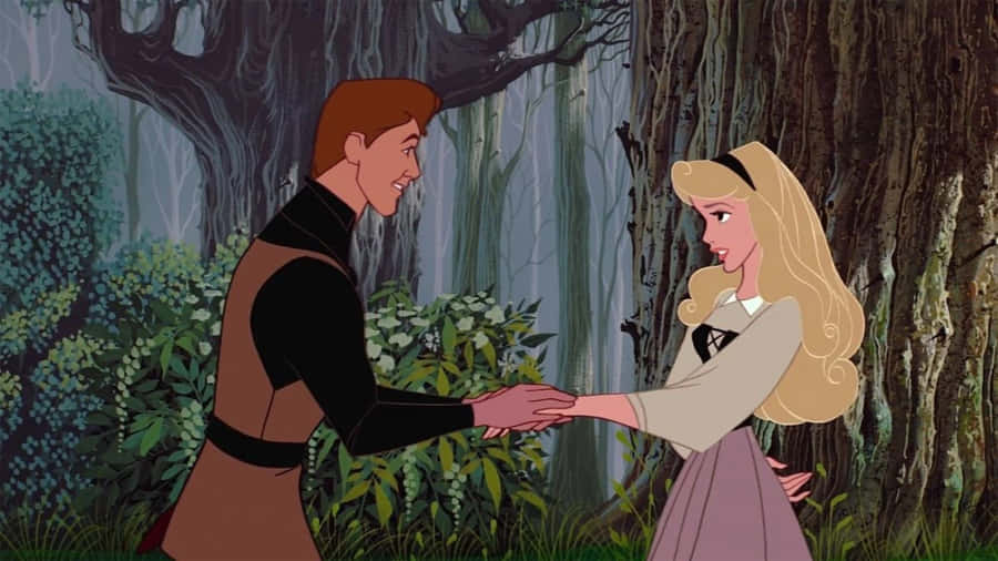 sleeping beauty 桌布 壁紙 — 菲利普王子與奧蘿拉公主在柔和的暮光下，於茂密的魔法森林中牽手。
