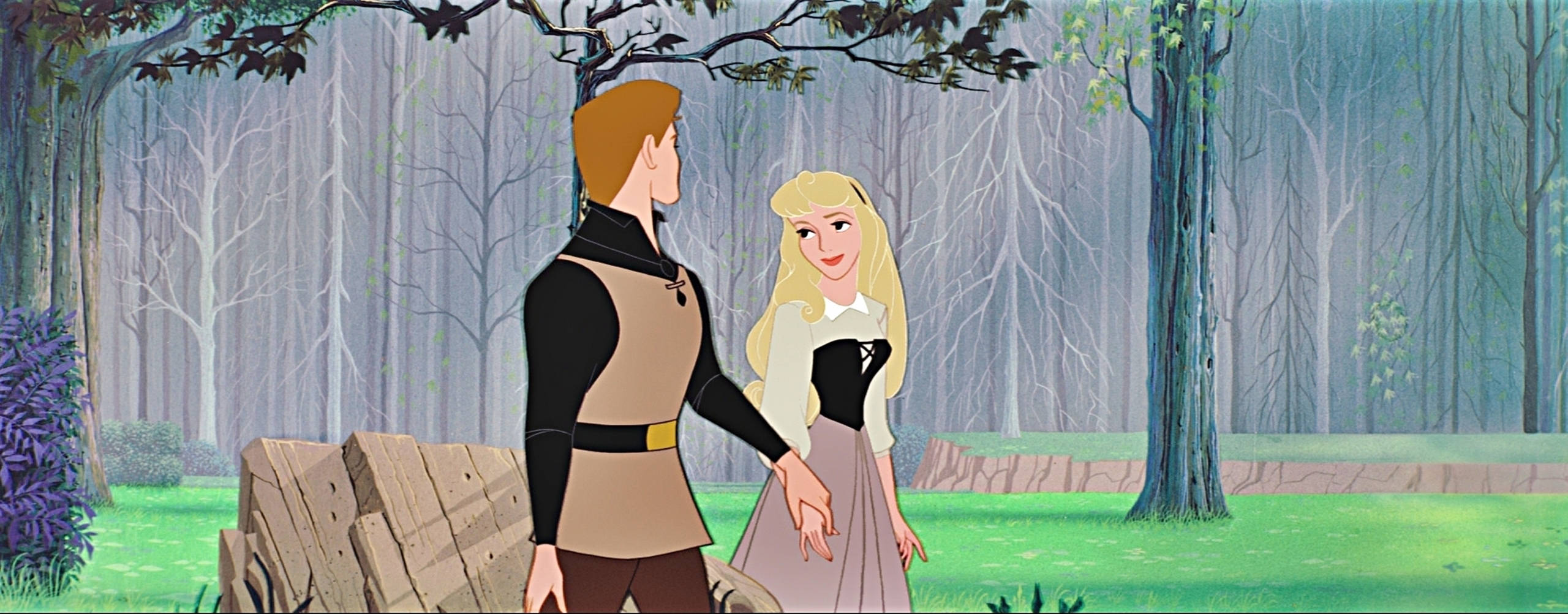 Princess 桌布 壁紙 — 菲力普王子與奧蘿拉在迷霧魔法森林中牽手，樹木光禿，草地柔軟翠綠。