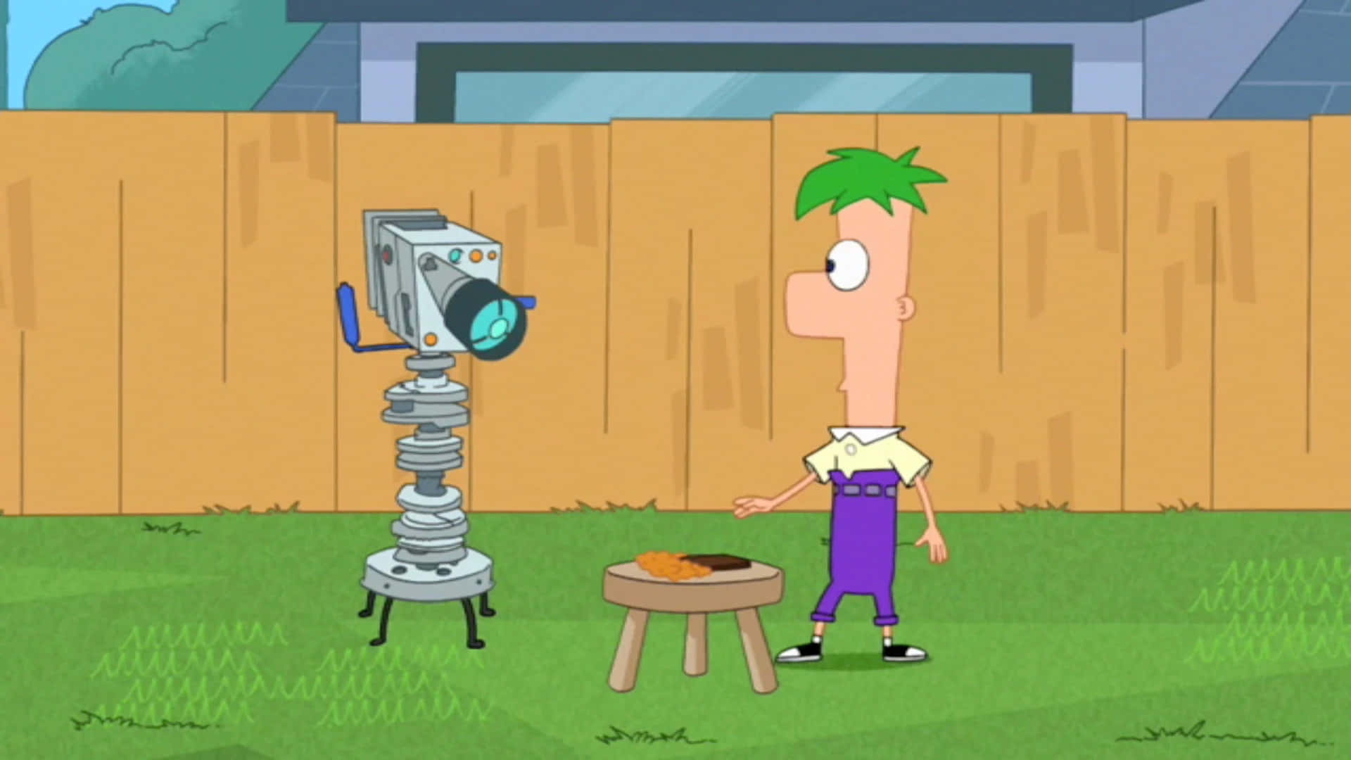 Phineas And Ferb 桌布 壁紙 — 菲尼亞斯站在後院，旁邊有一個三腳架上的巨型相機，正在一張小桌子上烤肉。