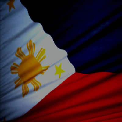 Flag Of The Philippines 桌布 壁紙 — 菲律賓國旗動態飄揚，帶有鮮明的紅、白、藍色以及金色的太陽和星星。