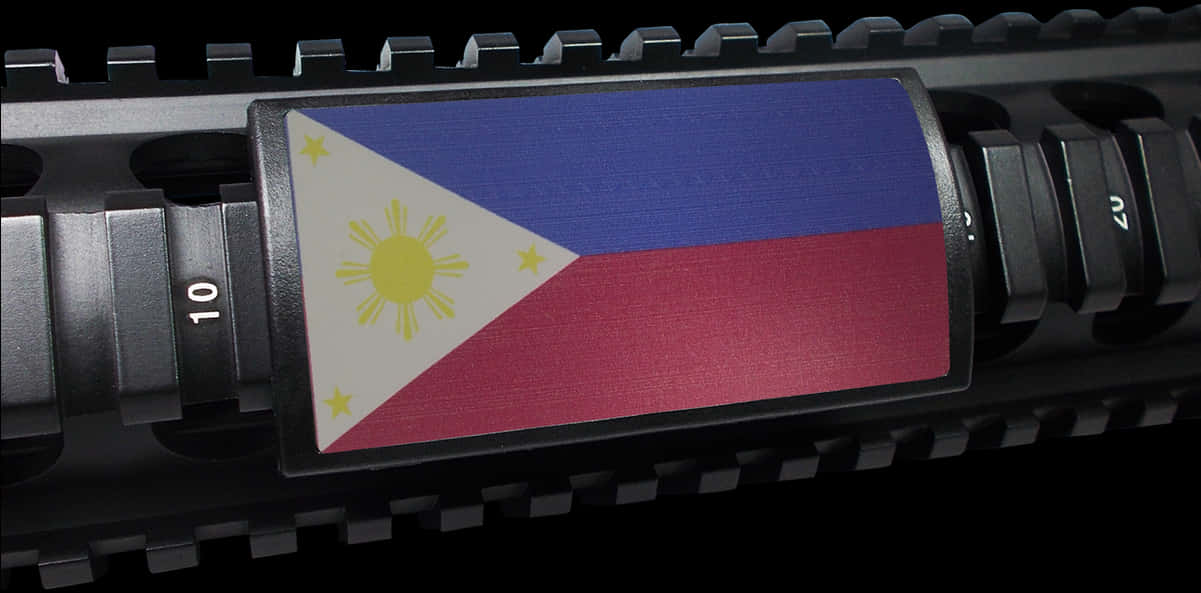 Flag Of The Philippines 桌布 壁紙 — 菲律賓國旗貼紙在黑色步槍導軌上的特寫，帶有紋理手柄和數字標記。
