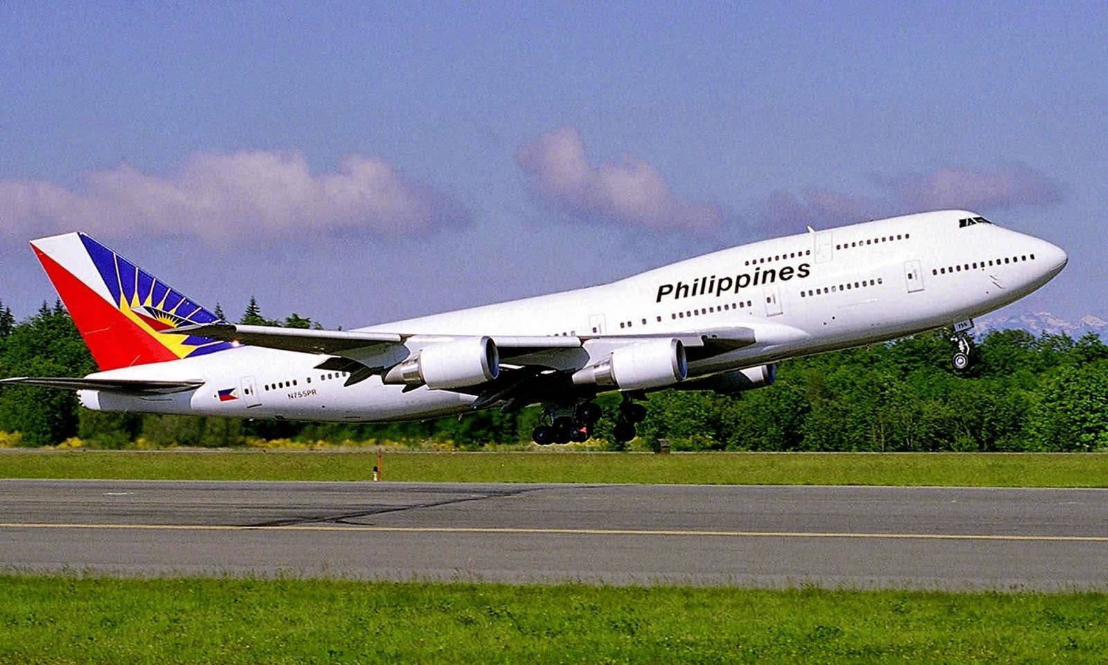 Airport 桌布 壁紙 — 菲律賓航空一架波音747從跑道起飛，跑道周圍有綠樹和遠山，天空部分多雲，呈藍色。