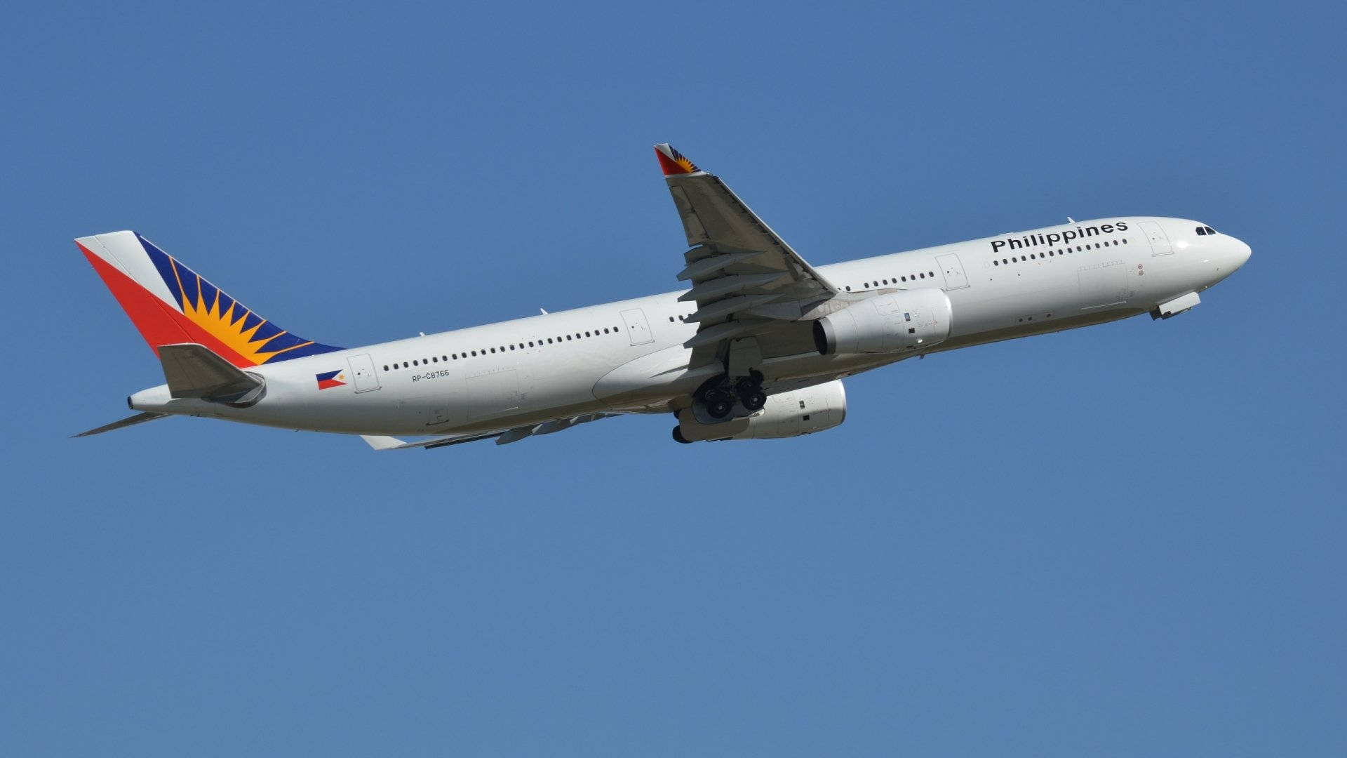 Philippines 桌布 壁紙 — 菲律賓航空的空中巴士A330在晴朗的藍天中翱翔，起落架已放下。