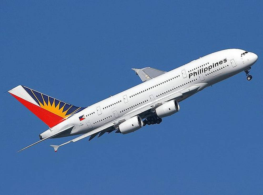 飛機 桌布 壁紙 — 菲律賓航空的空中巴士A380在晴朗藍天中翱翔，起落架已放下。