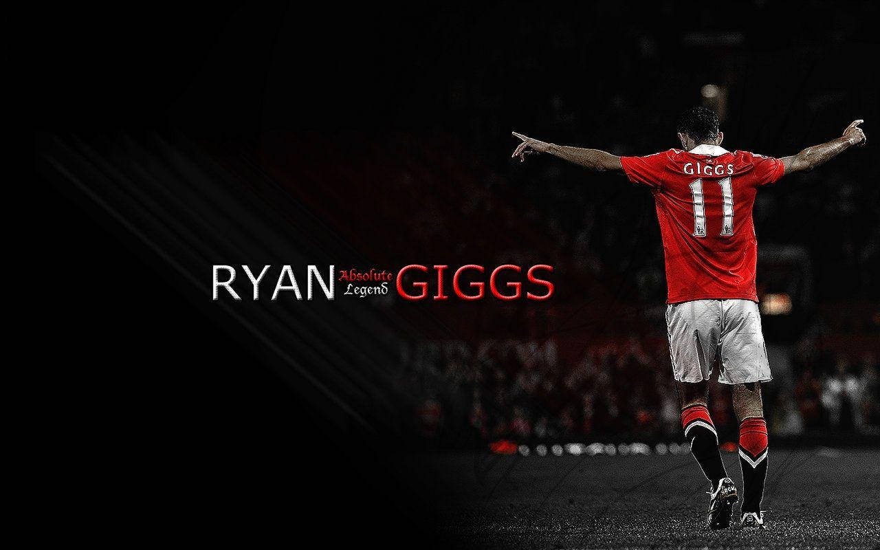 Ryan Giggs 桌布 壁紙 — 萊恩·吉格斯穿上紅色曼聯球衣，在昏暗的足球場上張開雙臂慶祝。