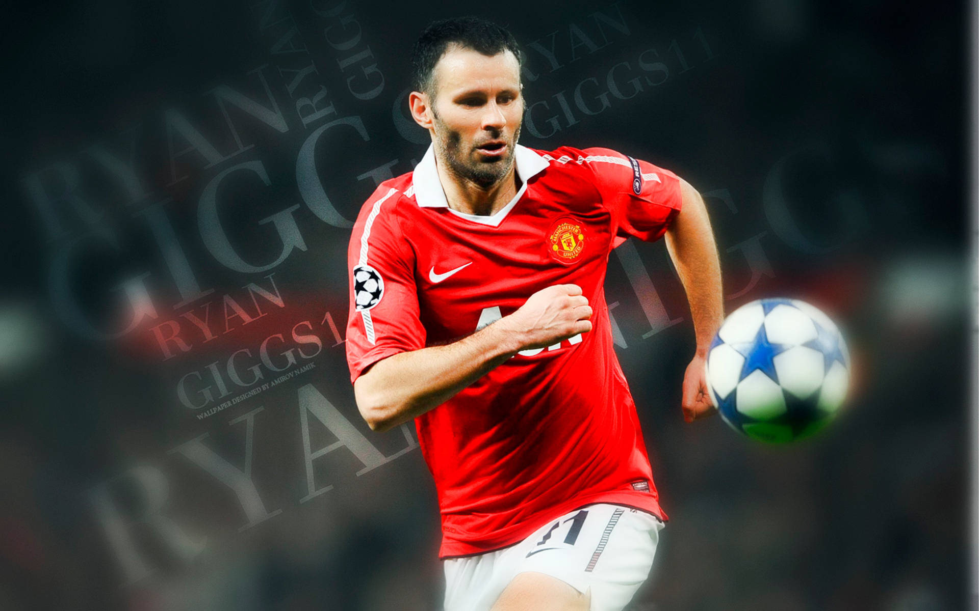 Ryan Giggs 桌布 壁紙 — 萊恩·吉格斯穿著紅色曼聯球衣，在模糊的球場文字背景下盤球，球是歐冠用球。
