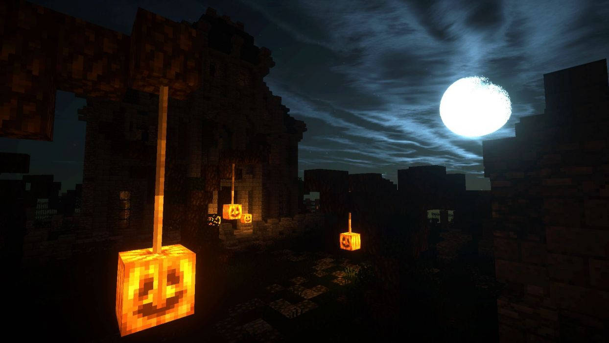 萬聖節動圖 桌布 壁紙 — 萬聖節南瓜在一個方塊狀的Minecraft廢墟中，在明亮的滿月下，在一個多雲的夜晚溫暖地發光。