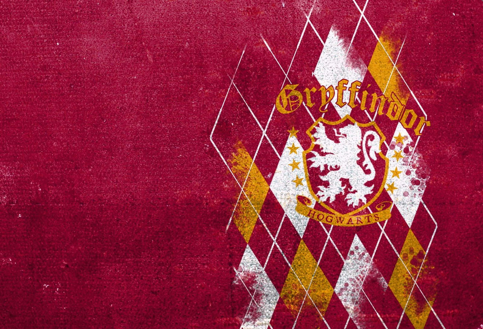Harry Potter Gryffindor 桌布 壁紙 — 葛萊芬多學院徽章，帶有獅子標誌和菱形格紋圖案，背景為質感栗色。