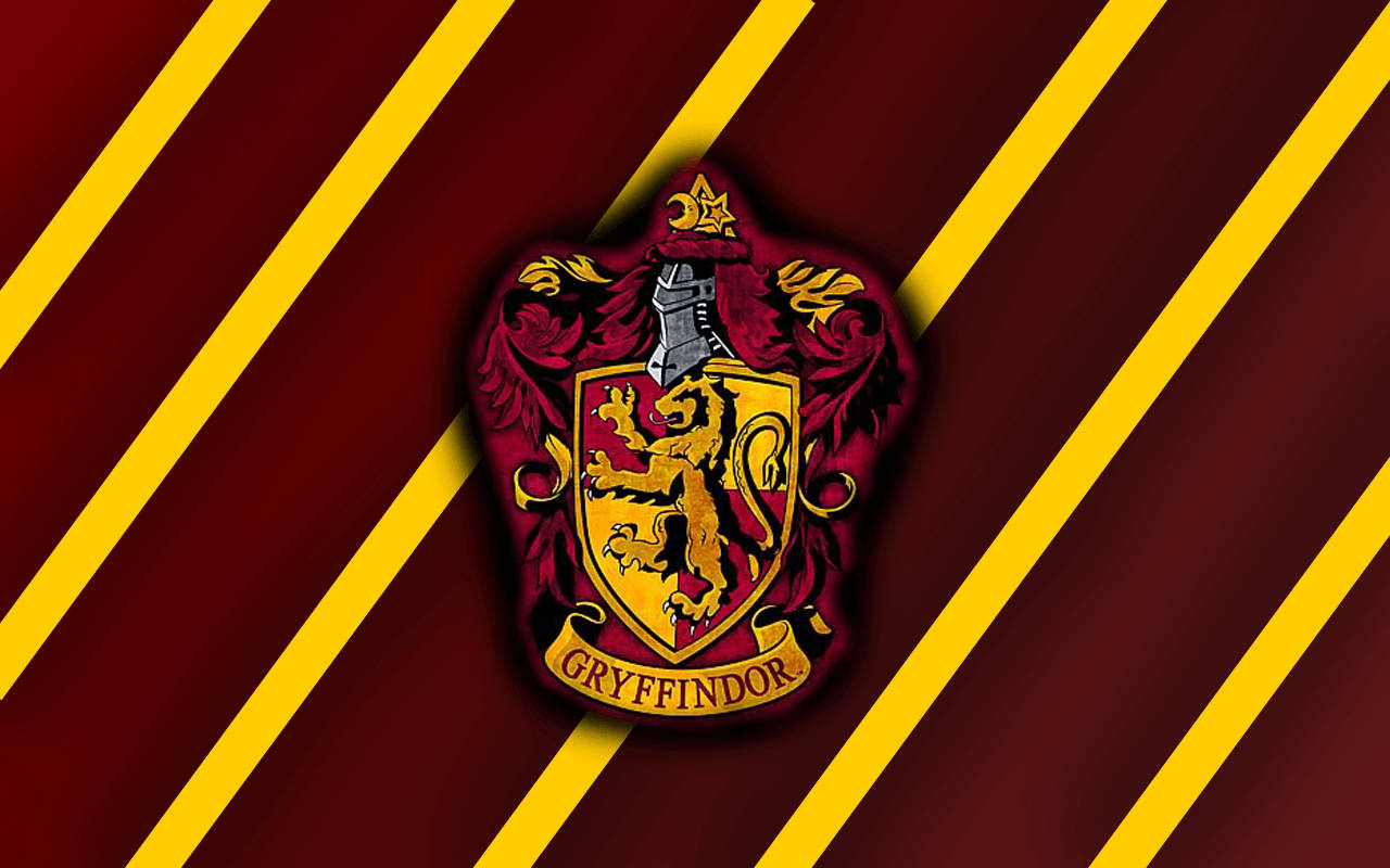 Harry Potter Laptop 桌布 壁紙 — 葛萊芬多學院徽章，栗色盾牌上有金色獅子，背景為對角黃色條紋。