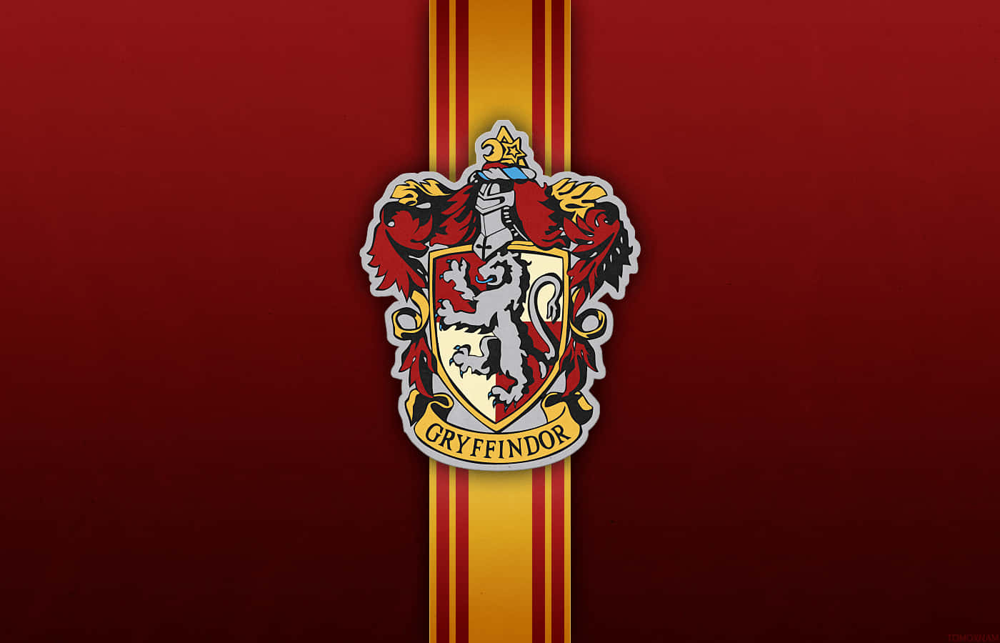 Harry Potter Gryffindor 桌布 壁紙 — 葛萊芬多學院徽章，盾牌上有一隻躍立的獅子，居中於紅金相間的垂直條紋上。